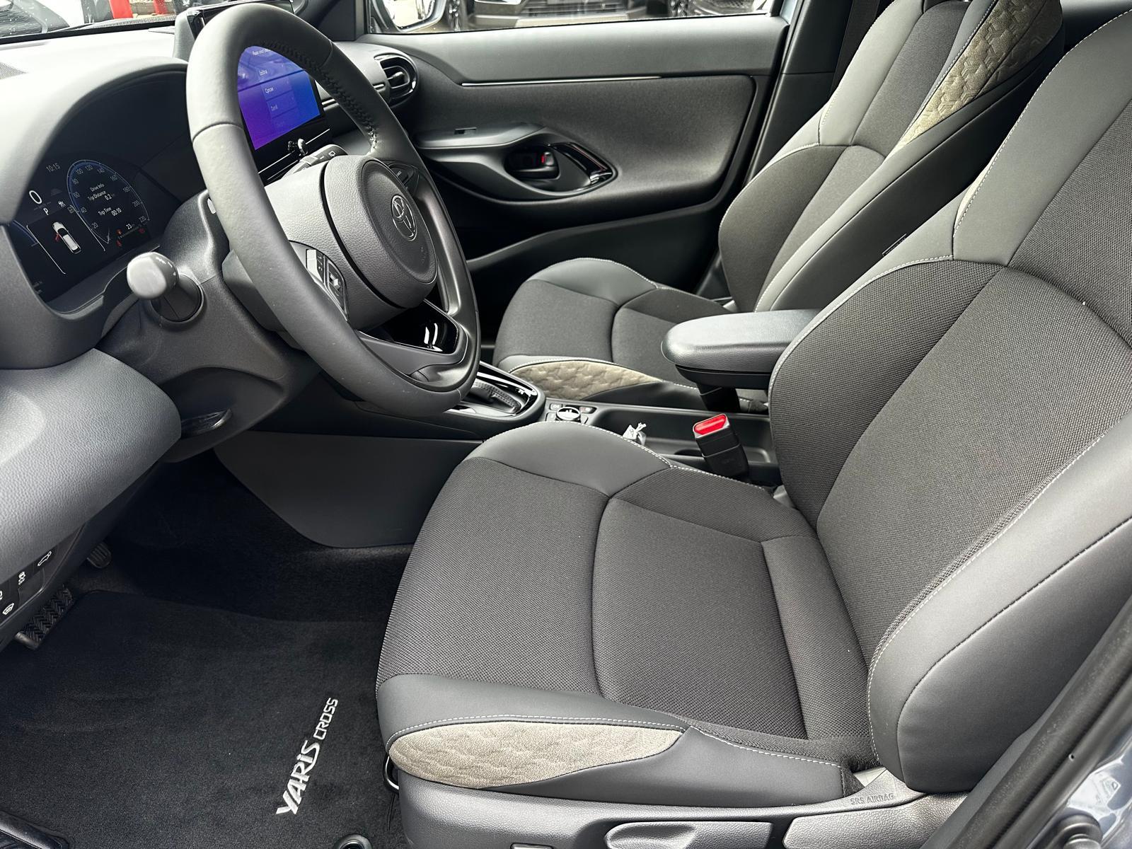 TOYOTA Yaris Cross 1.5 VVT-i HSD Premium AWD-i-image-8