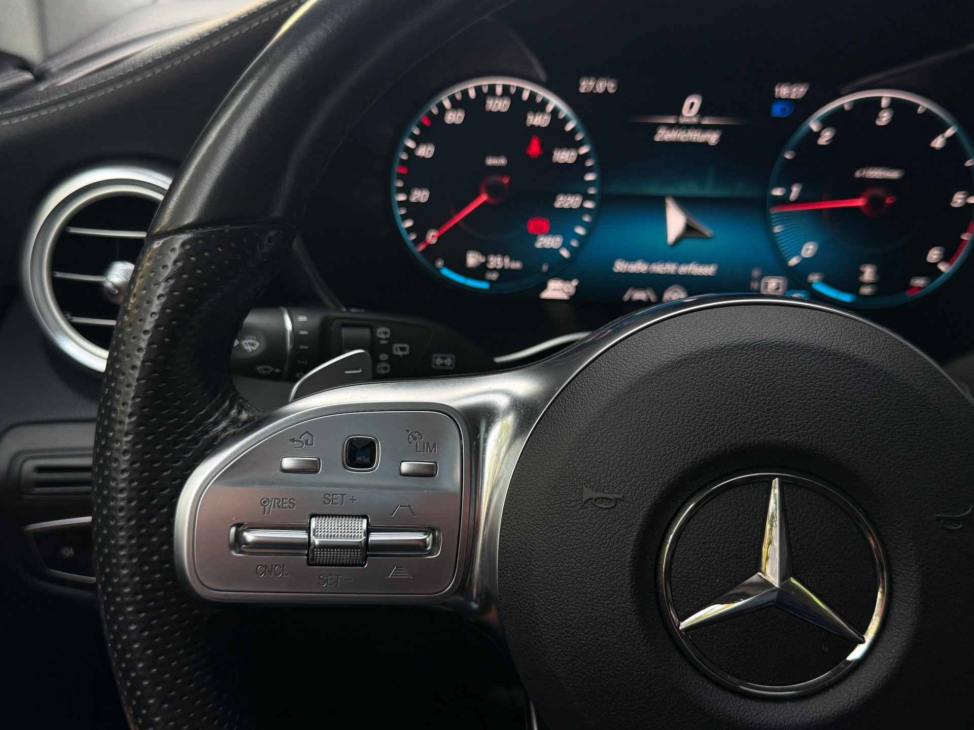 MERCEDES-BENZ GLC 300 d AMG Line 4Matic 9G-Tronic-image-18