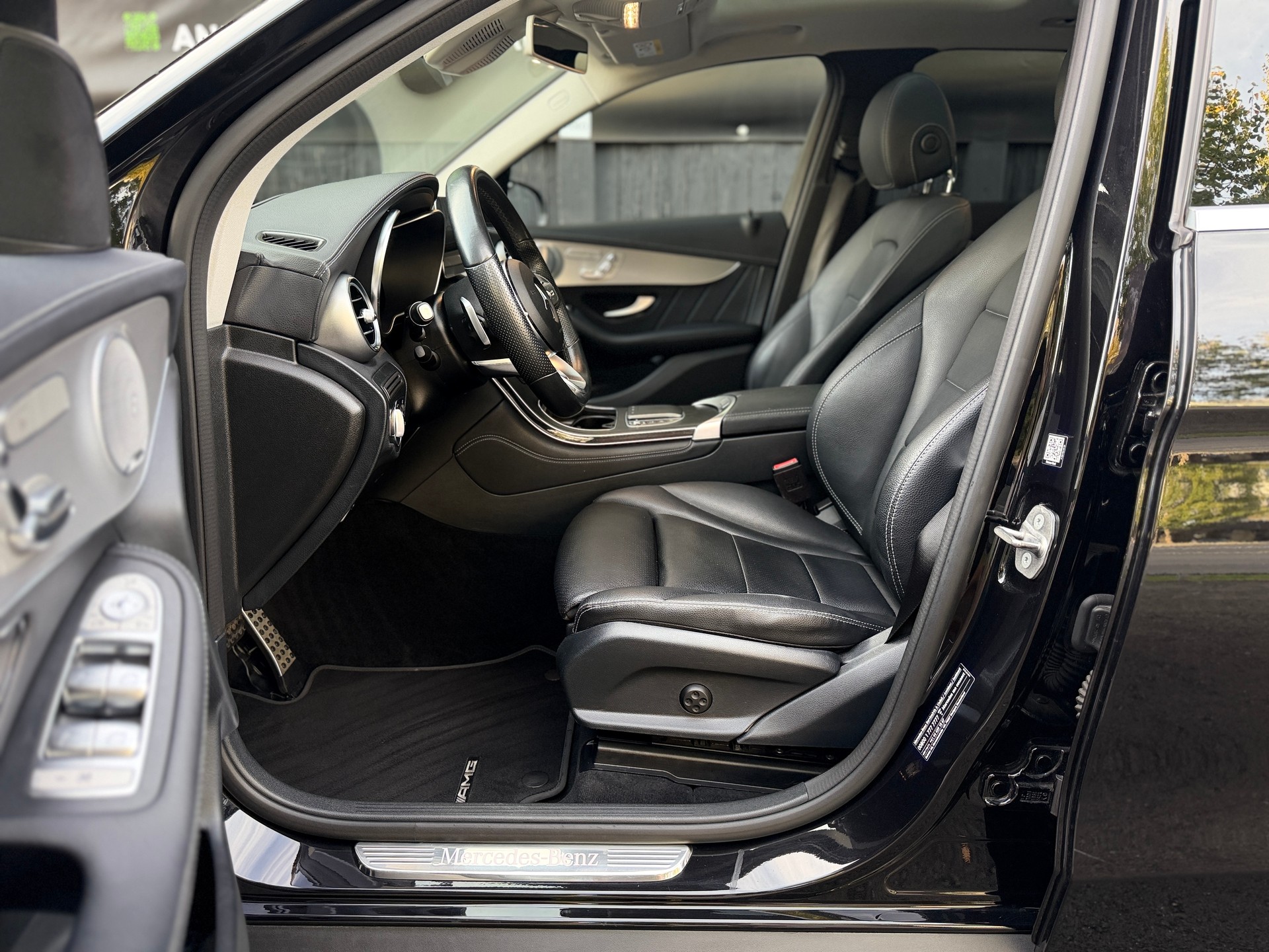 MERCEDES-BENZ GLC 300 d AMG Line 4Matic 9G-Tronic-image-5