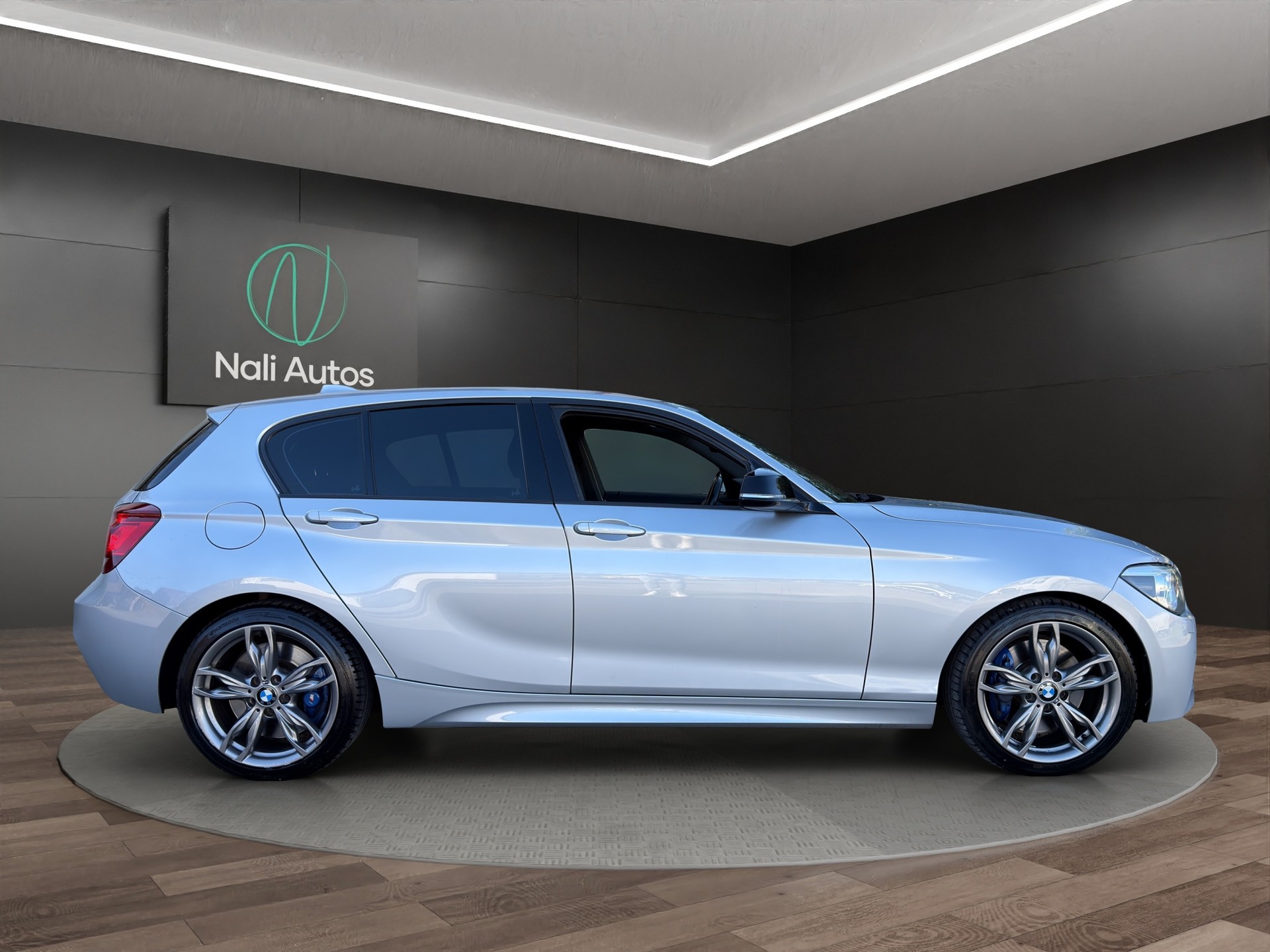 BMW M135i xDrive Steptronic-image-5