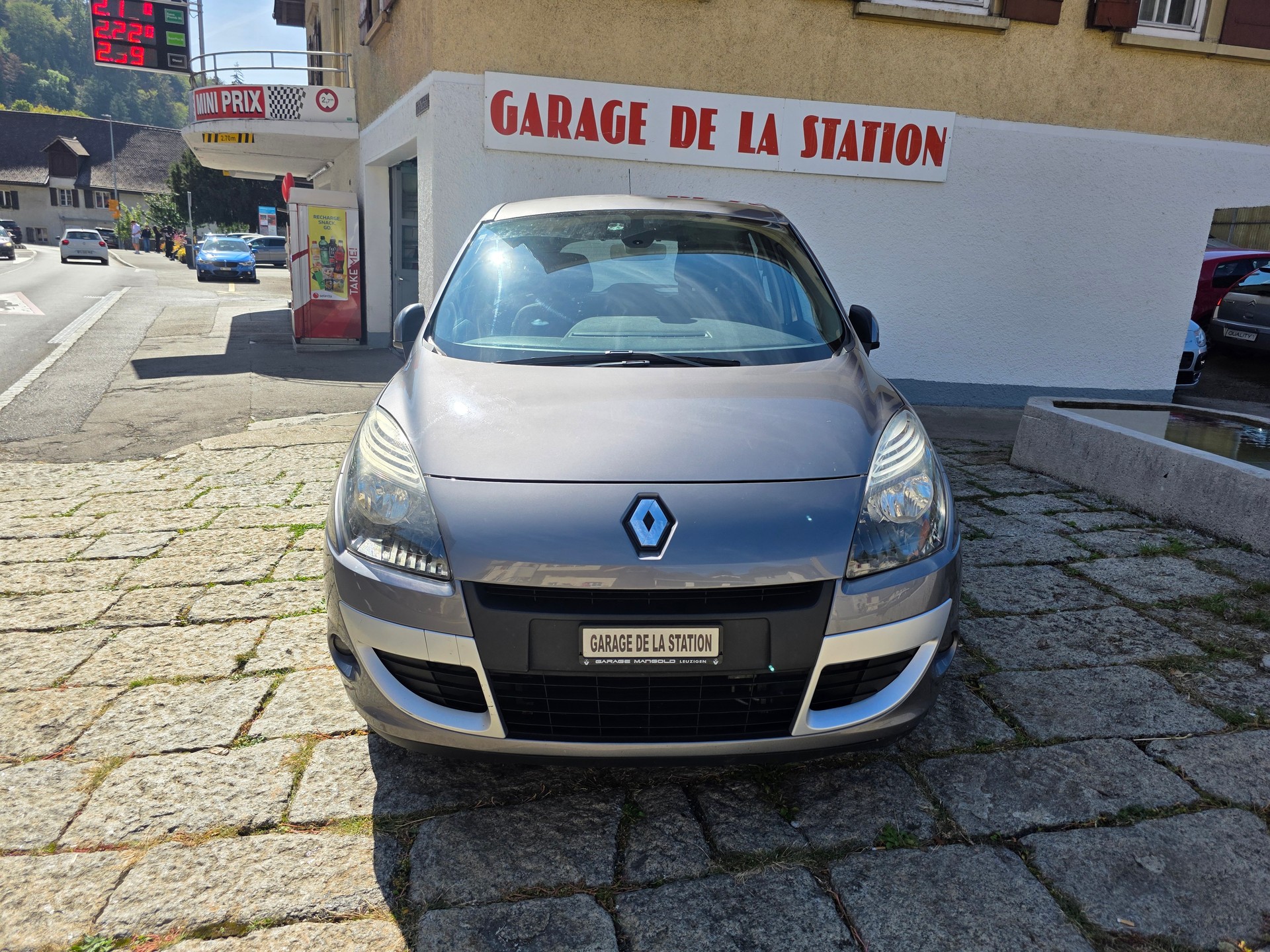RENAULT Scénic 2.0 16V Dynamique X-Tronic CVT-image-1