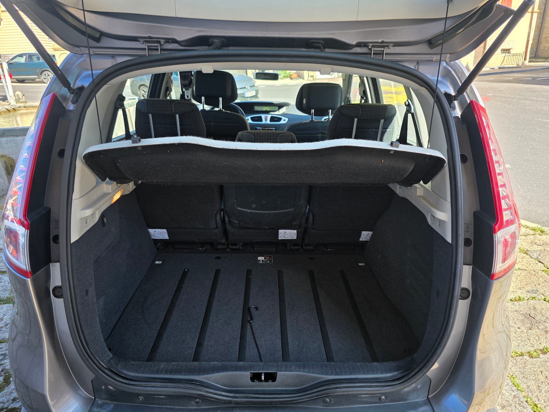 RENAULT Scénic 2.0 16V Dynamique X-Tronic CVT-image-9