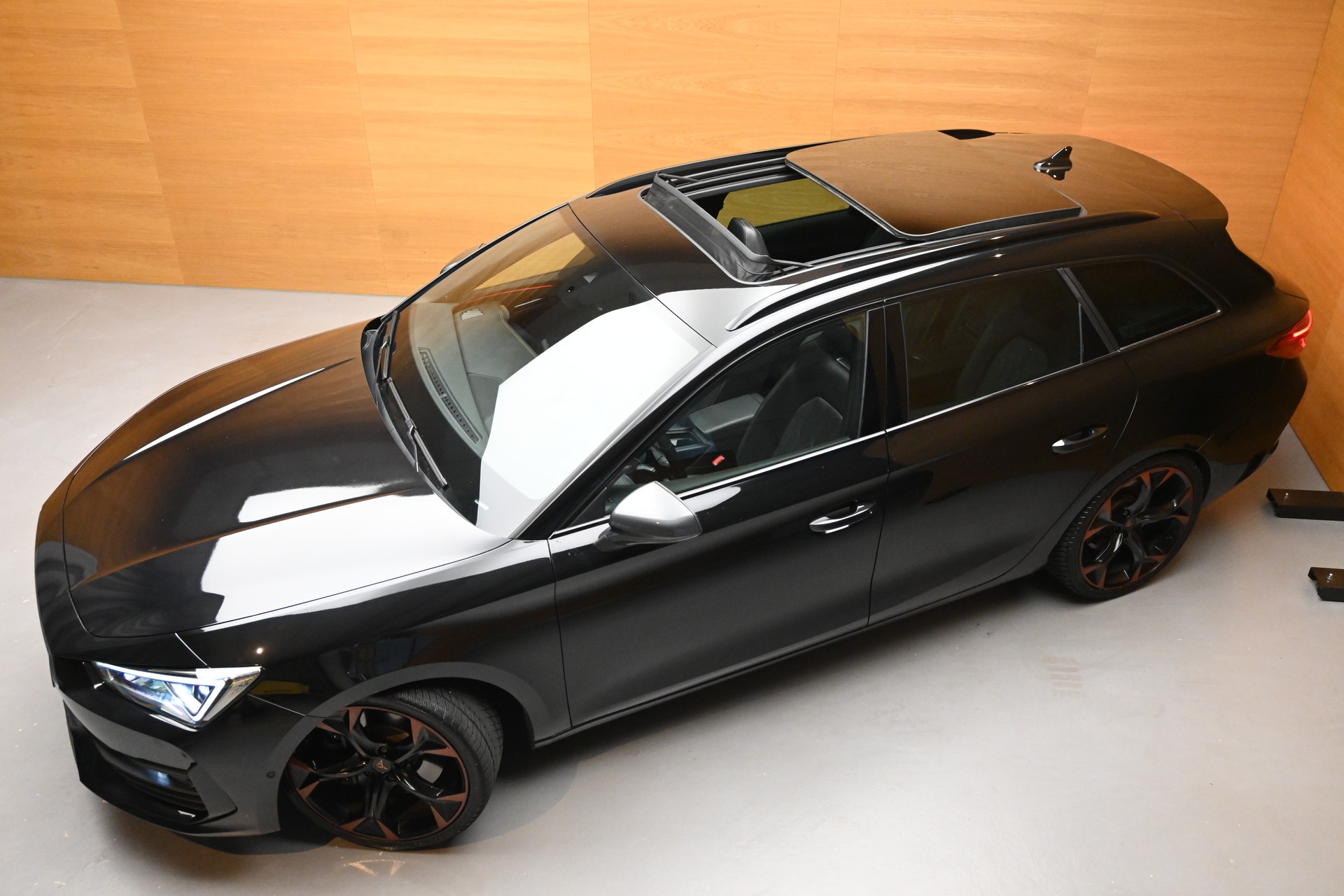 CUPRA LEON ST 2.0 TSI VZ DSG 4Drive-image-2