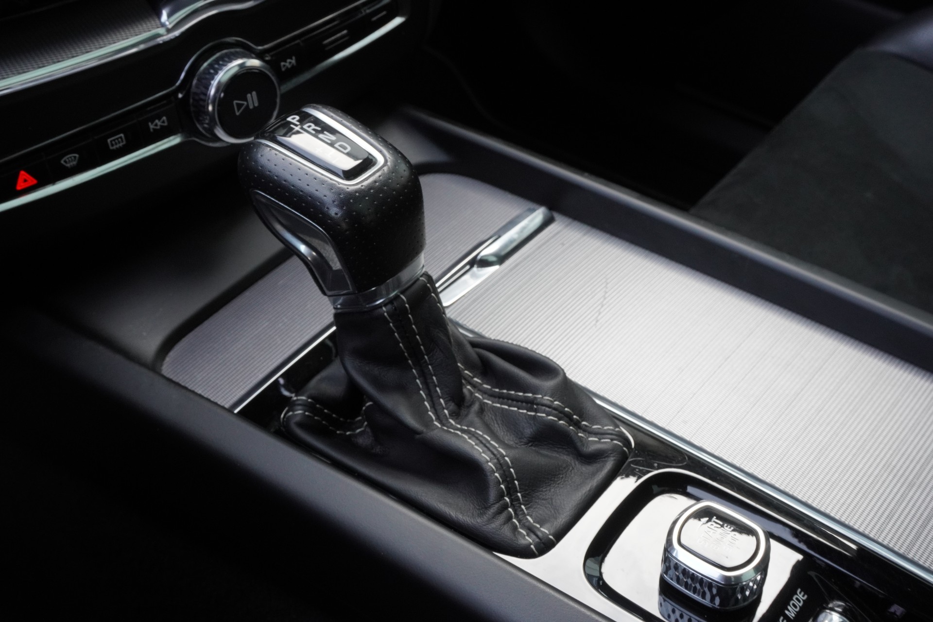 VOLVO XC60 D4 R-Design Geartronic-image-12