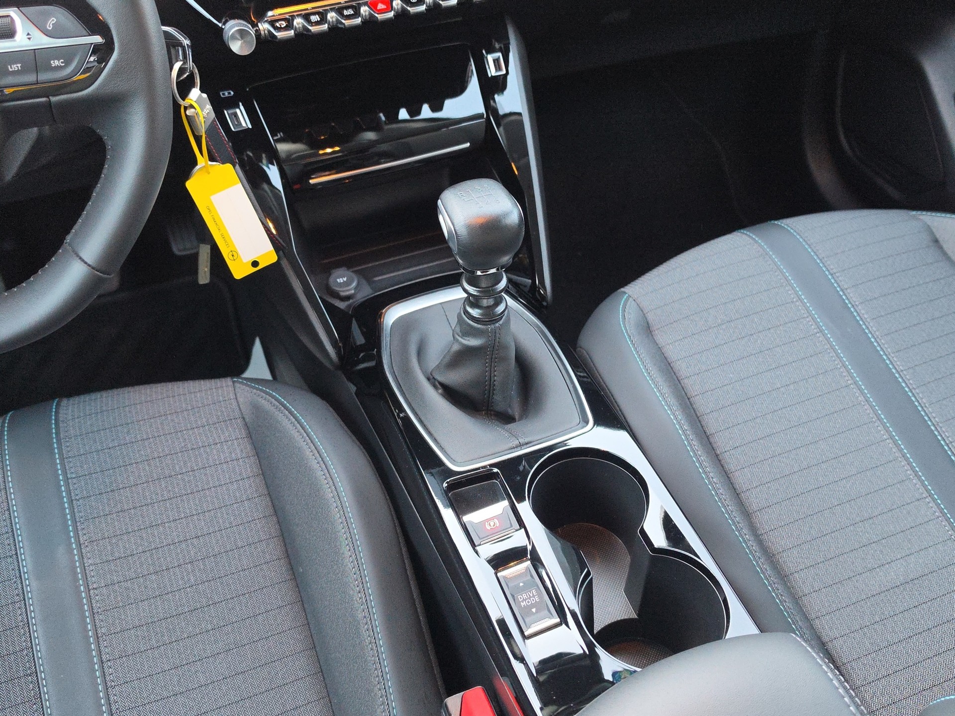 PEUGEOT 208 1.2 PureTech 100 Allure-image-11