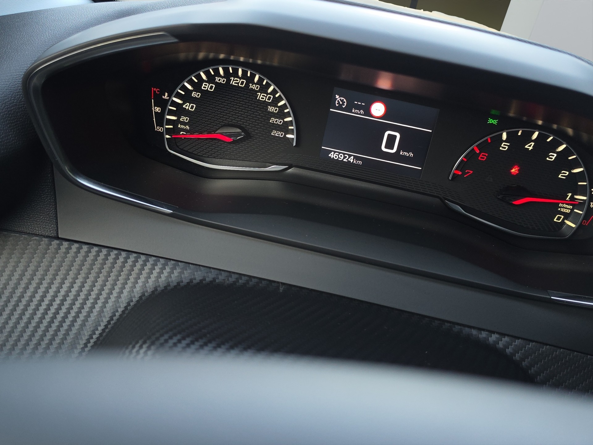 PEUGEOT 208 1.2 PureTech 100 Allure-image-12