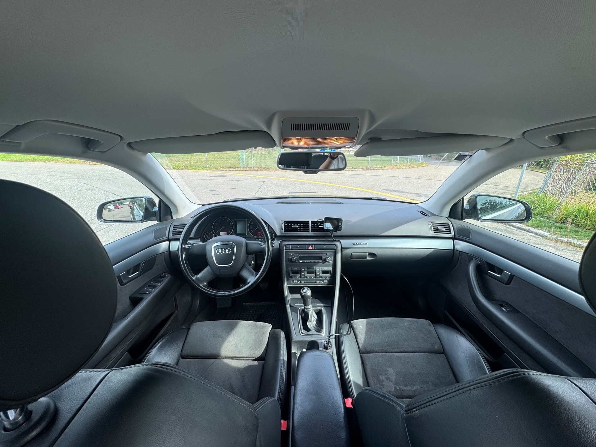 AUDI A4 Avant 2.0 Turbo FSI quattro-image-9