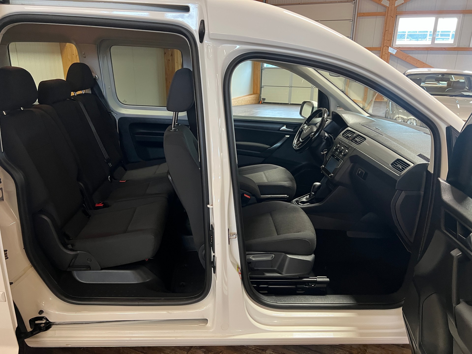 VW Caddy 2.0 TDI Comfortline 4Motion DSG-image-13