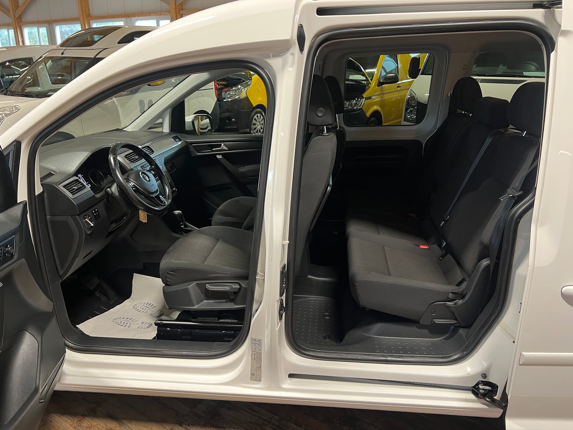 VW Caddy 2.0 TDI Comfortline 4Motion DSG-image-9