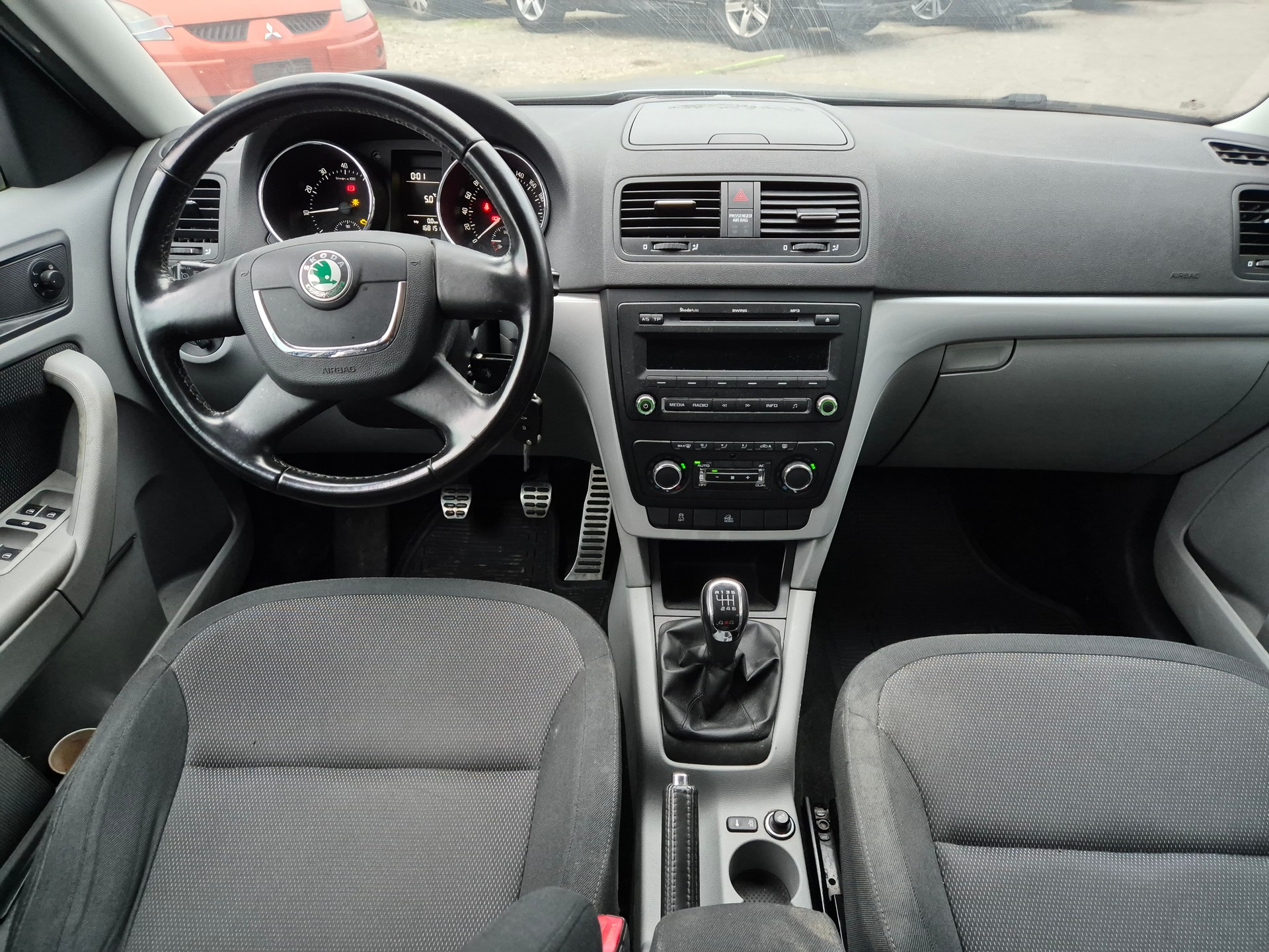 SKODA Yeti 1.8 TSI Active 4x4-image-9