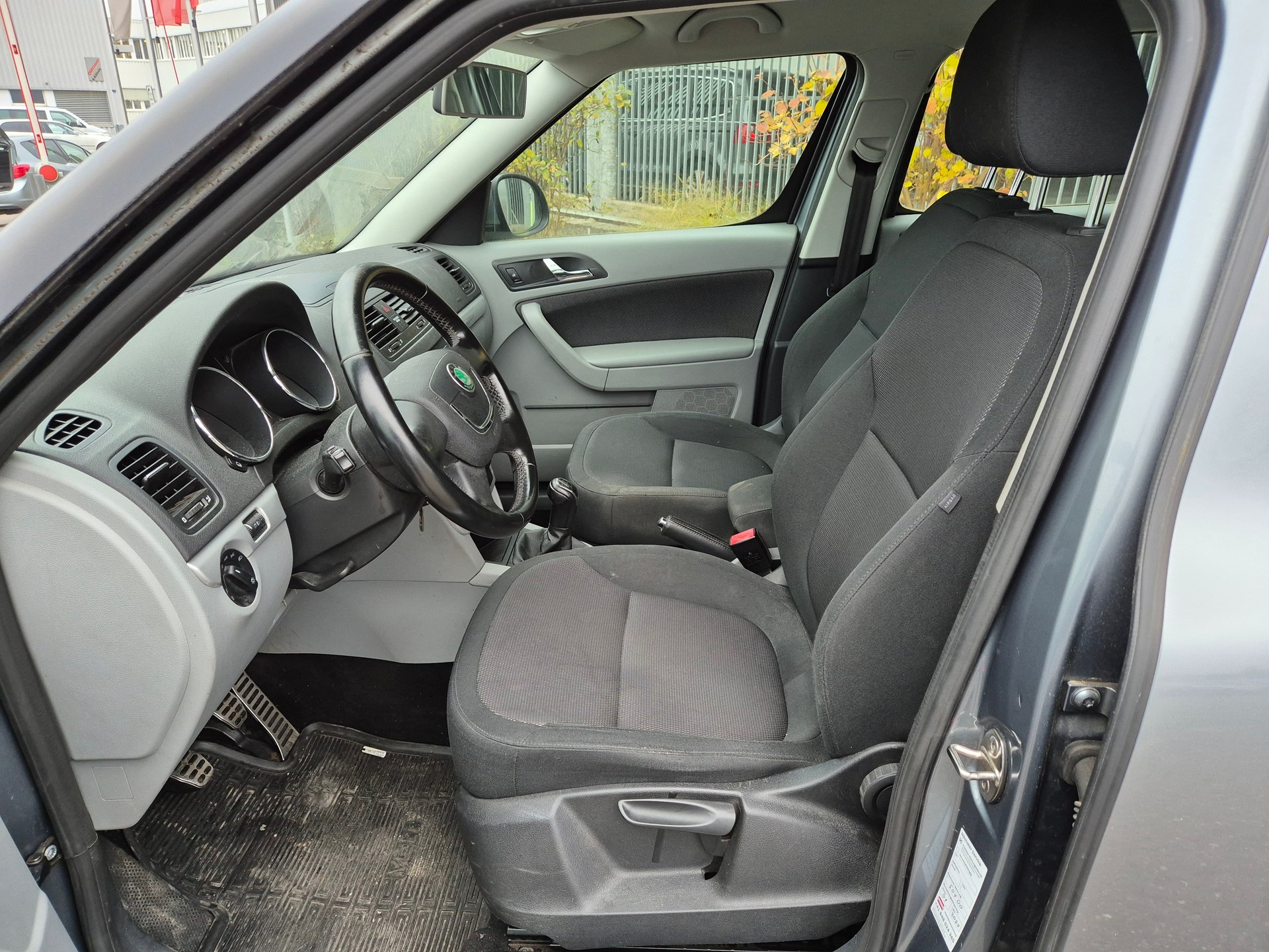 SKODA Yeti 1.8 TSI Active 4x4-image-10