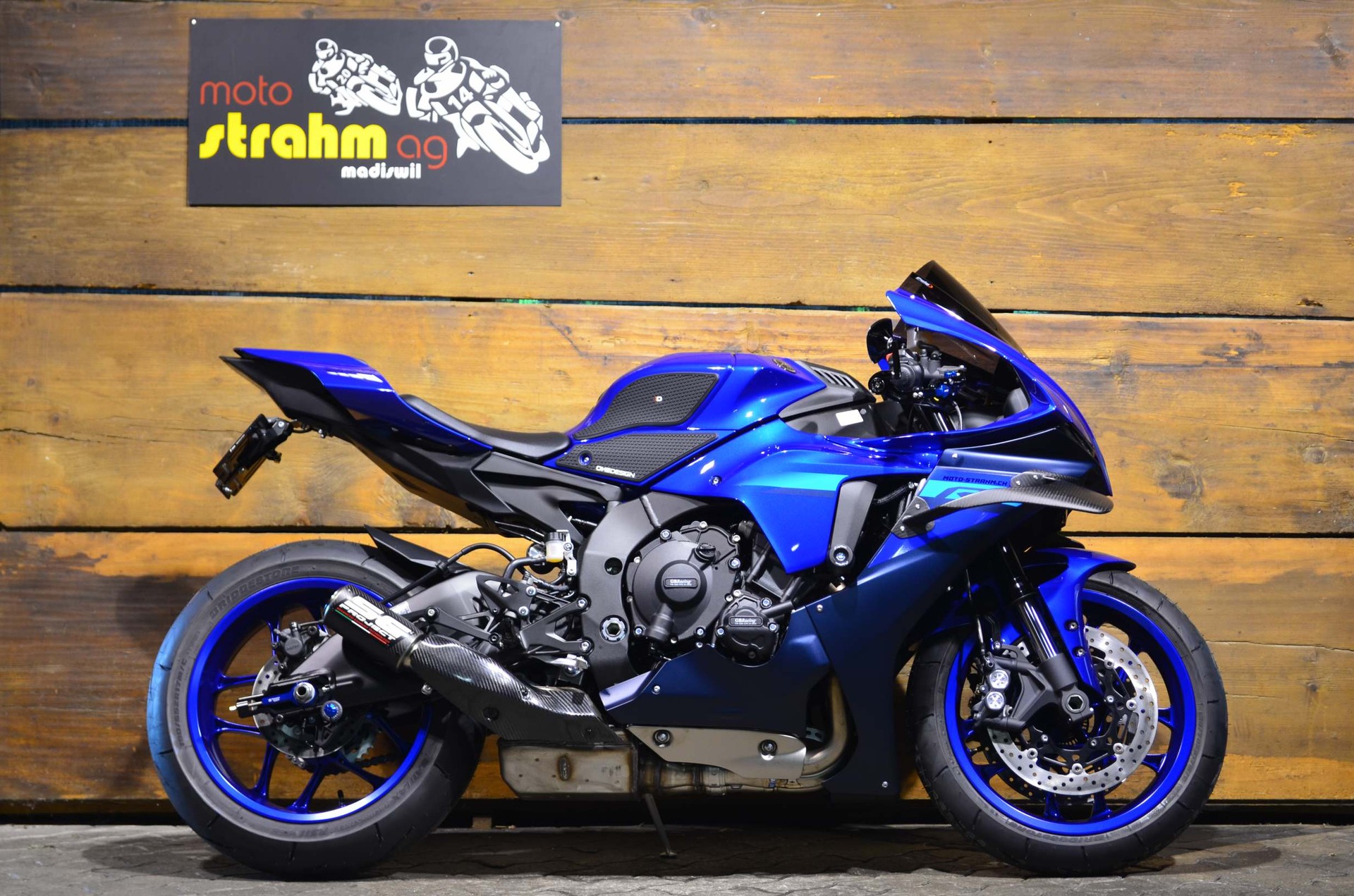 YAMAHA YZF-R1 ABS-showroom-element-1