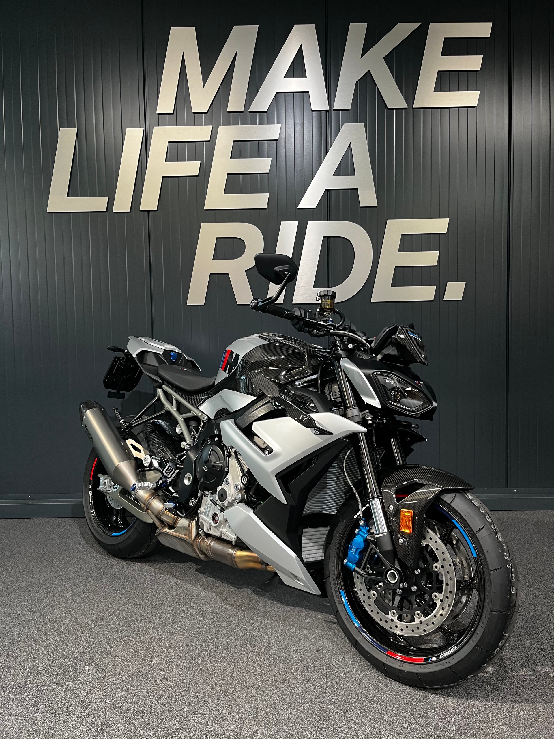 BMW M 1000 R Competition-showroom-element-1