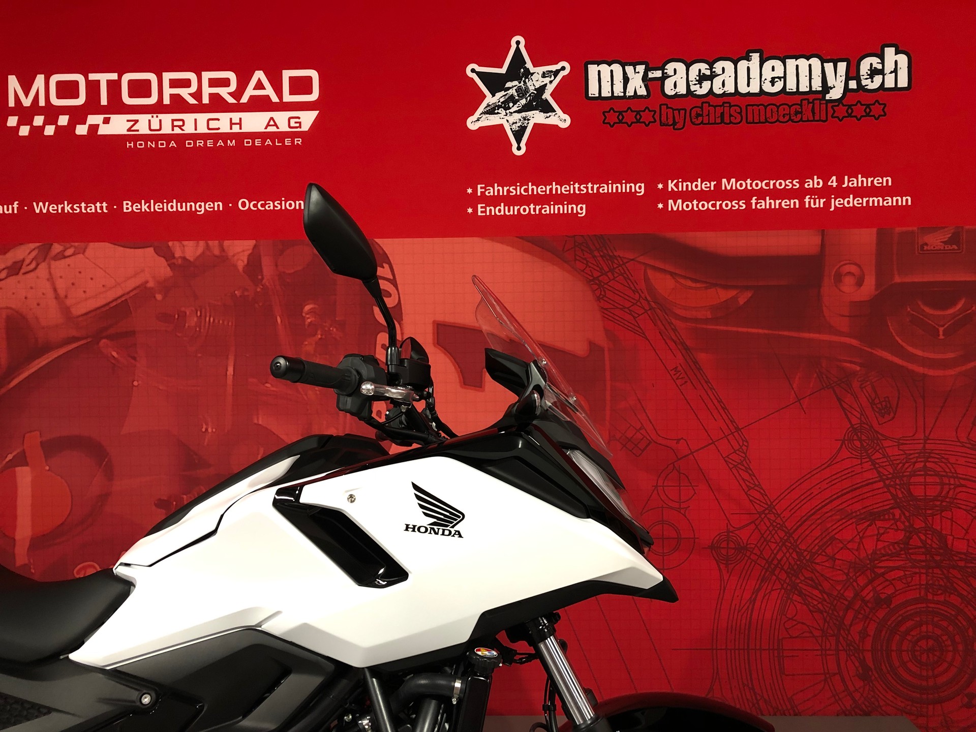 HONDA NC 750 - 6Gang - Modell 2025 *Neufahrzeug*-showroom-element-2