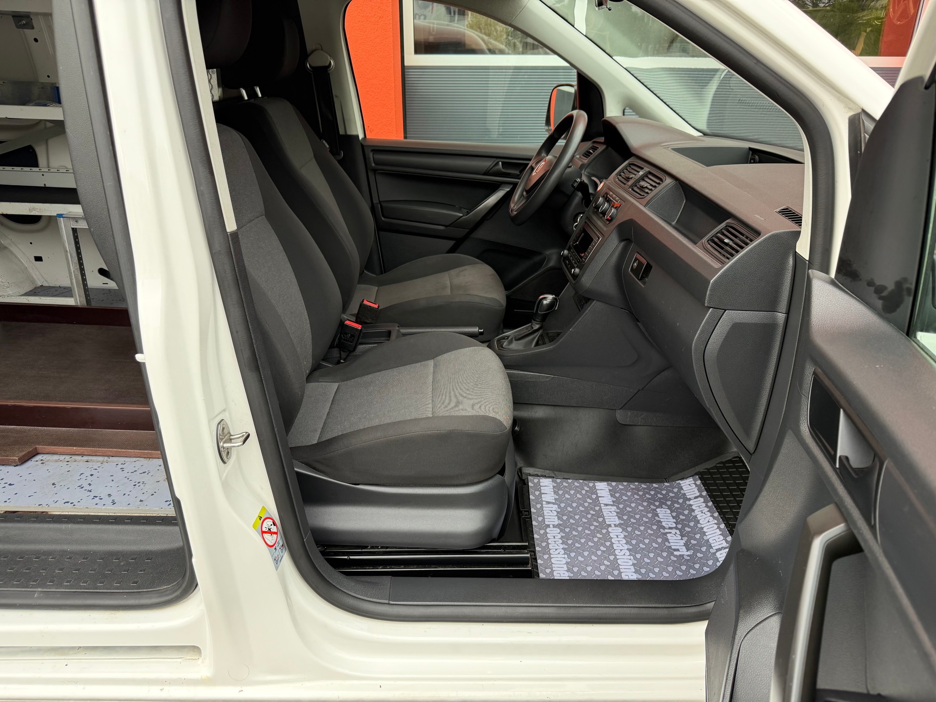 VW Caddy Maxi 2.0TDI 4Motion BlueMotion Technology DSG-image-11