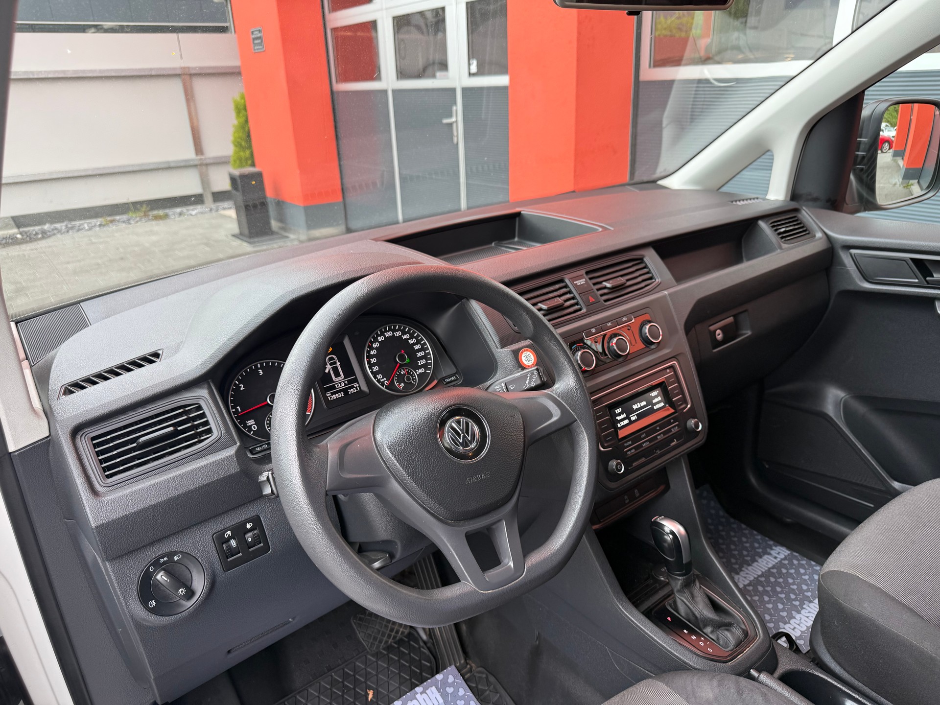 VW Caddy Maxi 2.0TDI 4Motion BlueMotion Technology DSG-image-9