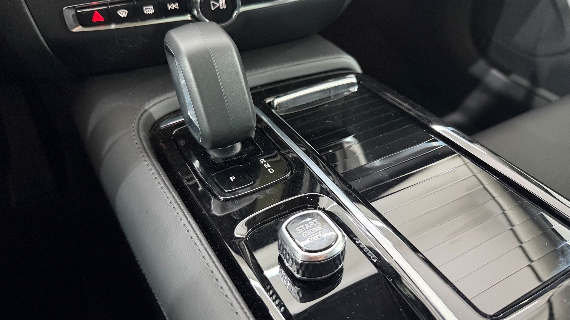 VOLVO V60 2.0 T8 TE Ultra Dark eAWD-image-15