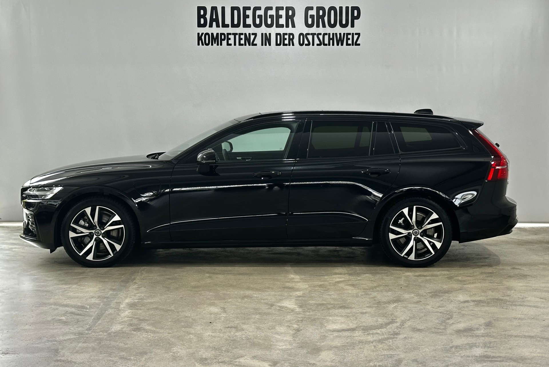 VOLVO V60 2.0 T8 TE Ultra Dark eAWD-image-1
