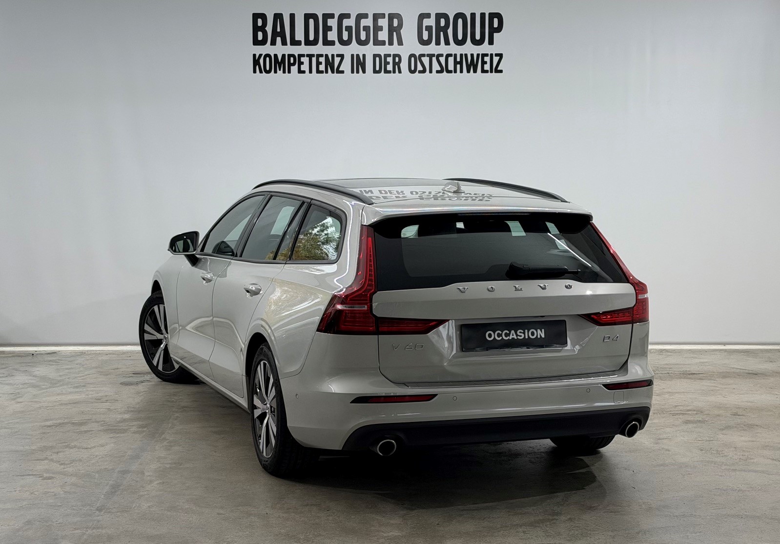 VOLVO V60 2.0 D4 Momentum-image-1