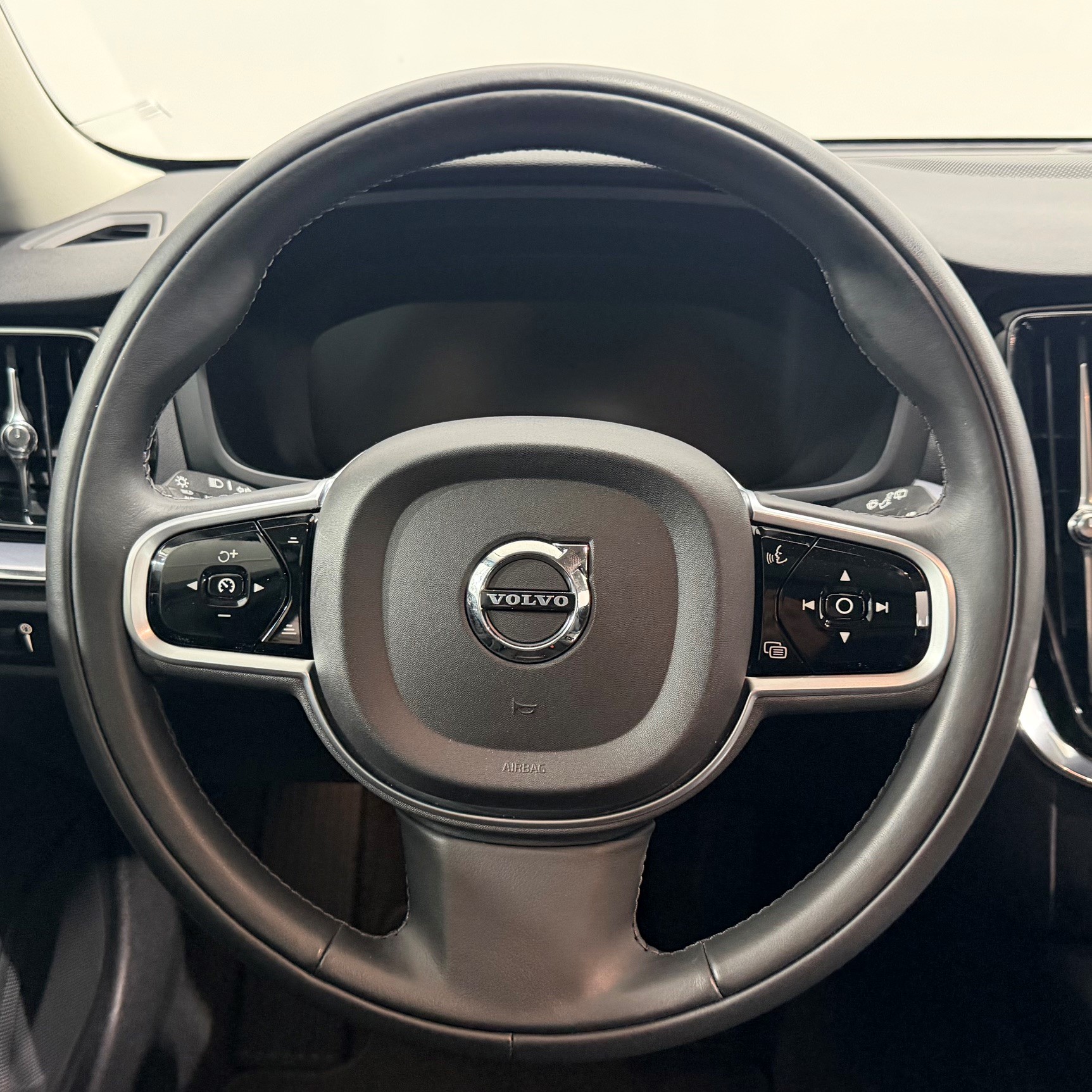 VOLVO V60 2.0 D4 Momentum-image-9