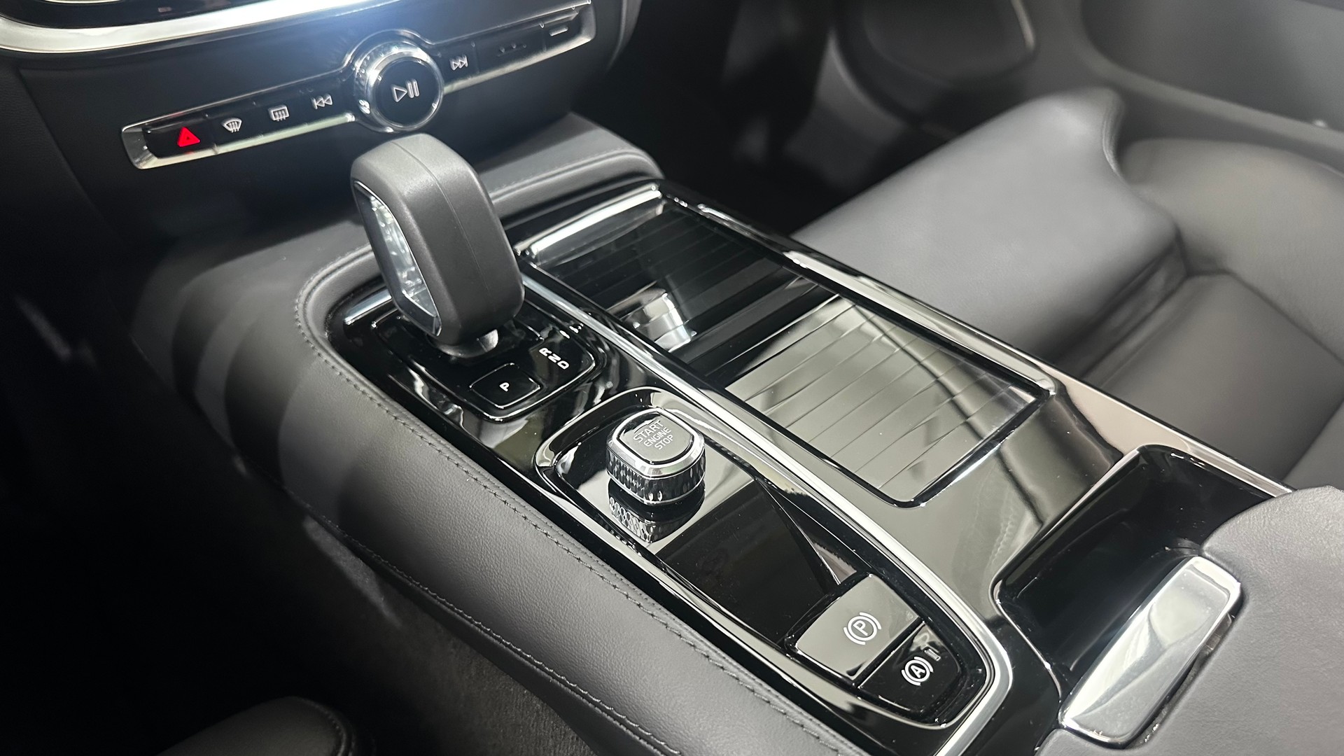 VOLVO V60 2.0 T8 TE Ultra Dark eAWD-image-10