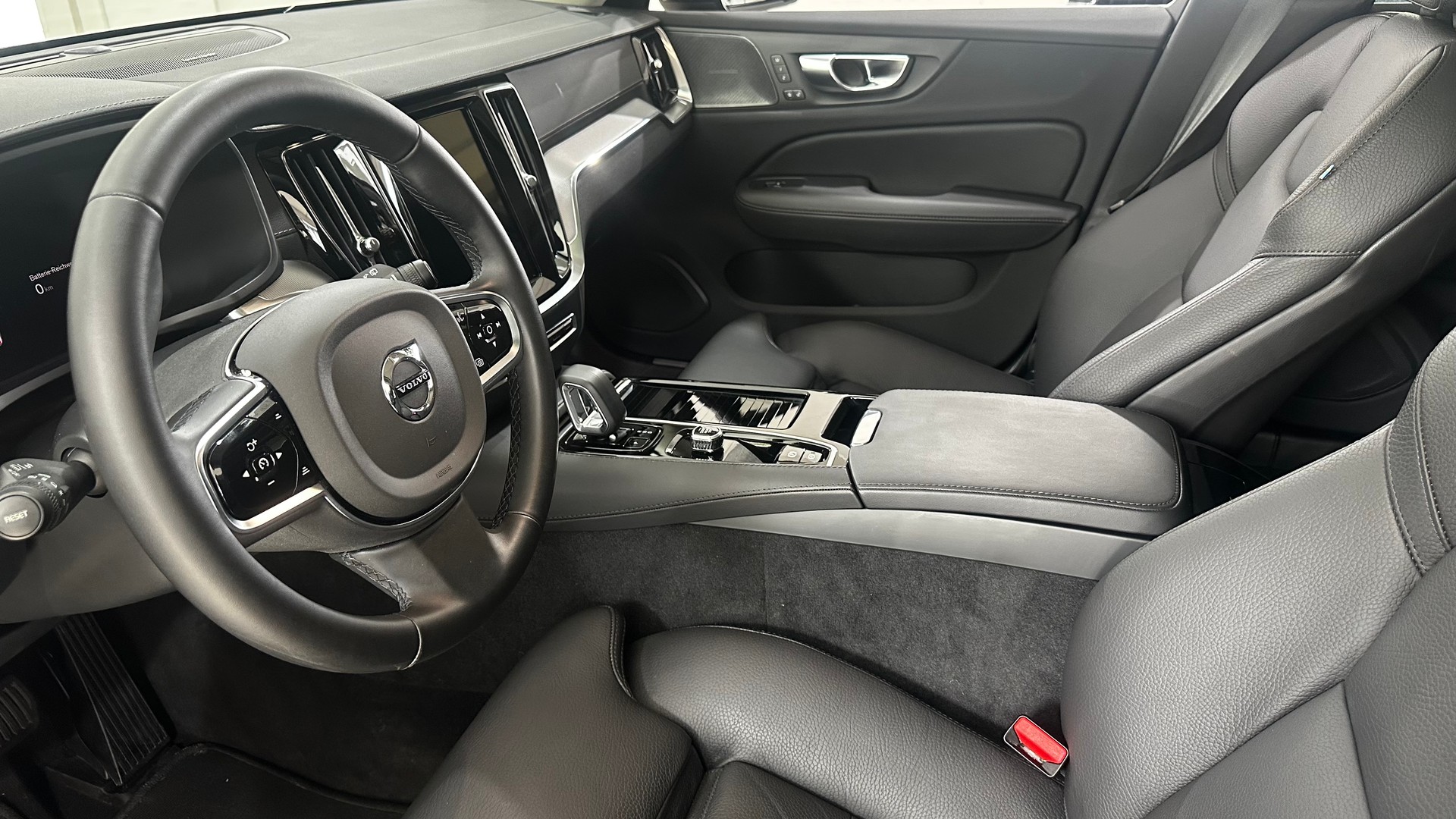 VOLVO V60 2.0 T8 TE Ultra Dark eAWD-image-3