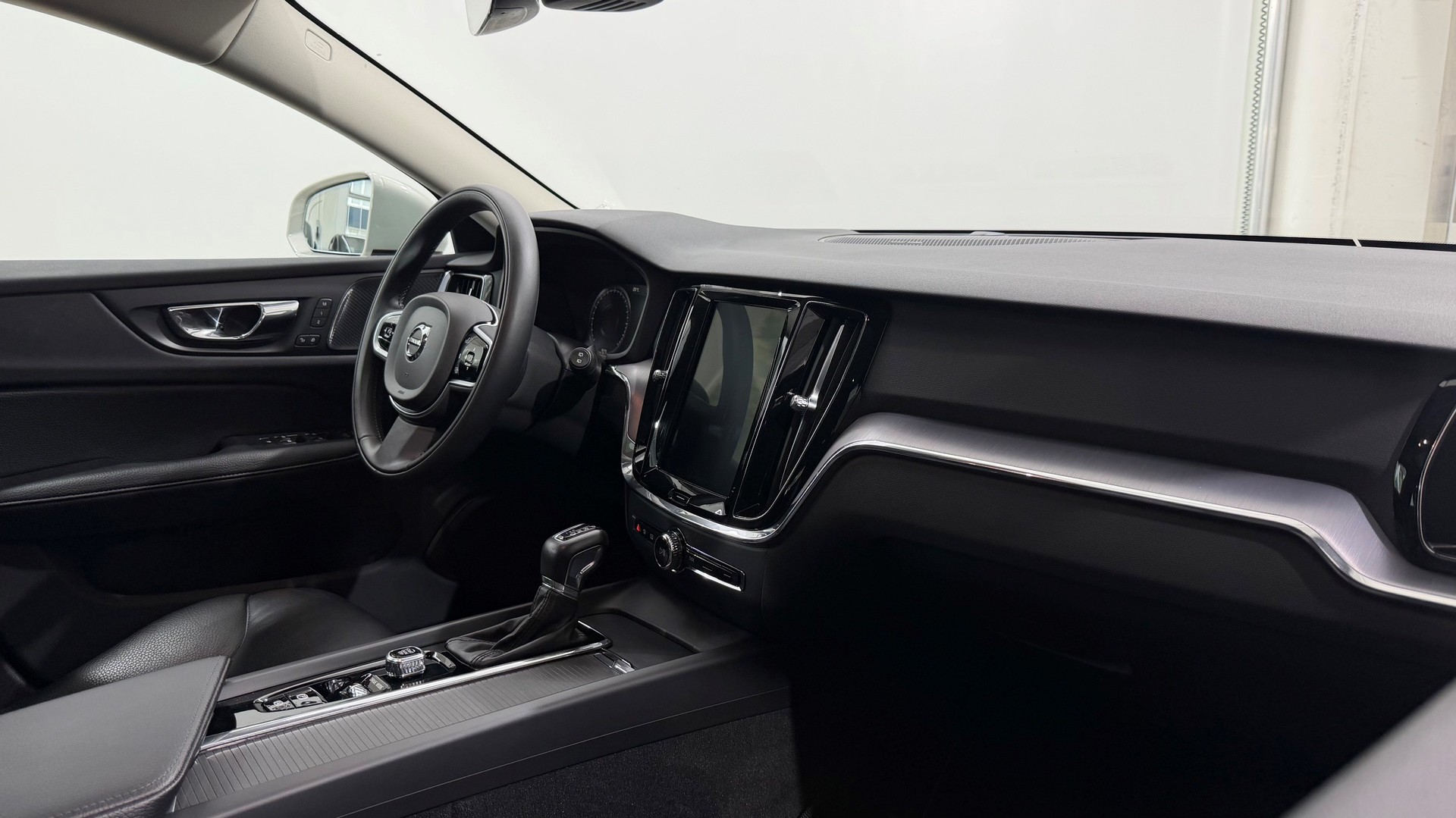 VOLVO V60 2.0 D4 Momentum-image-3