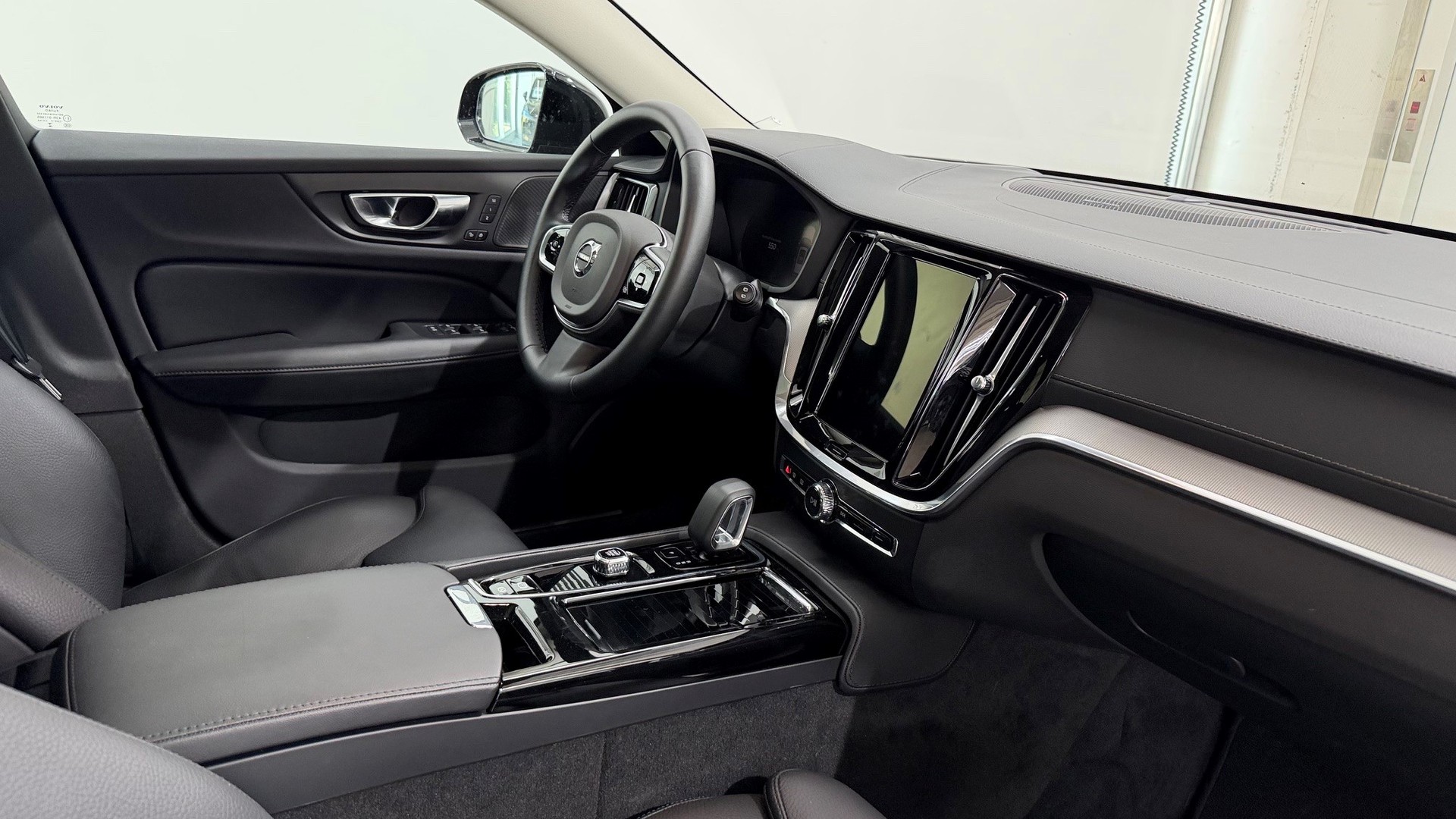 VOLVO V60 2.0 T8 TE Ultra Dark eAWD-image-4
