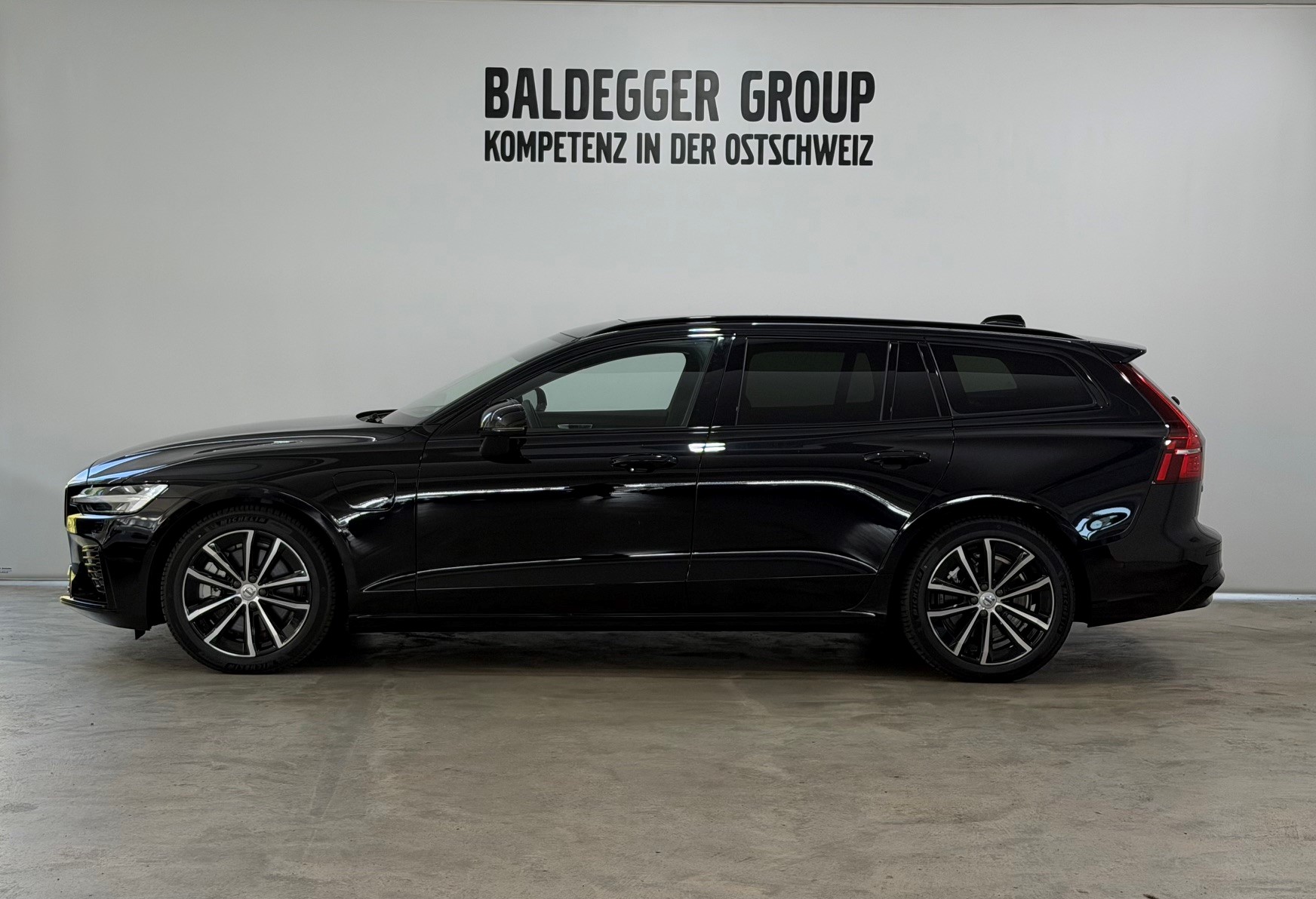 VOLVO V60 2.0 T8 TE Ultra Dark eAWD-image-2