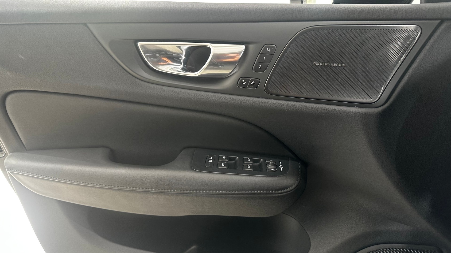 VOLVO V60 2.0 T8 TE Ultra Dark eAWD-image-11