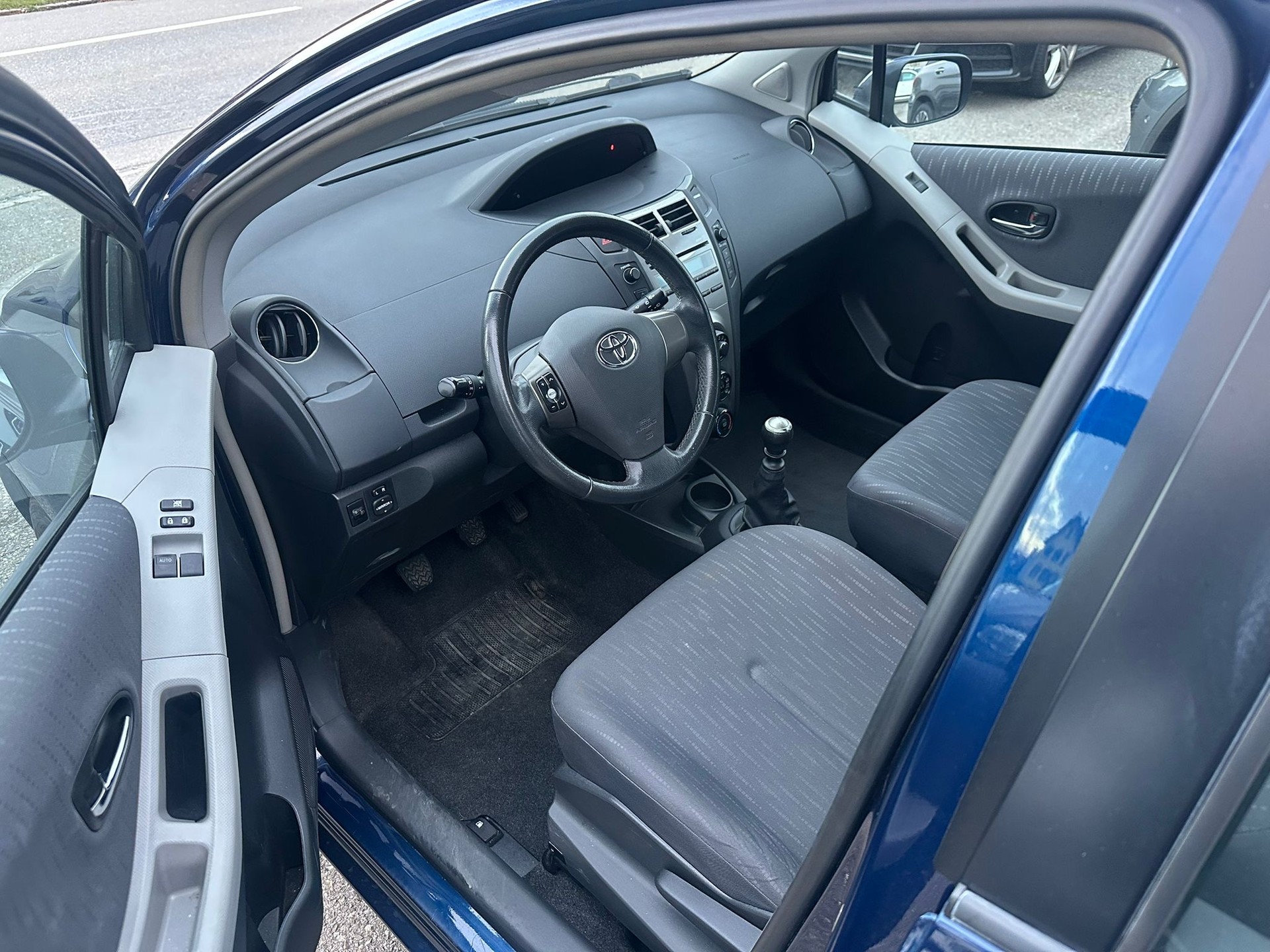 TOYOTA Yaris 1.4 D-4D Linea Luna-image-6