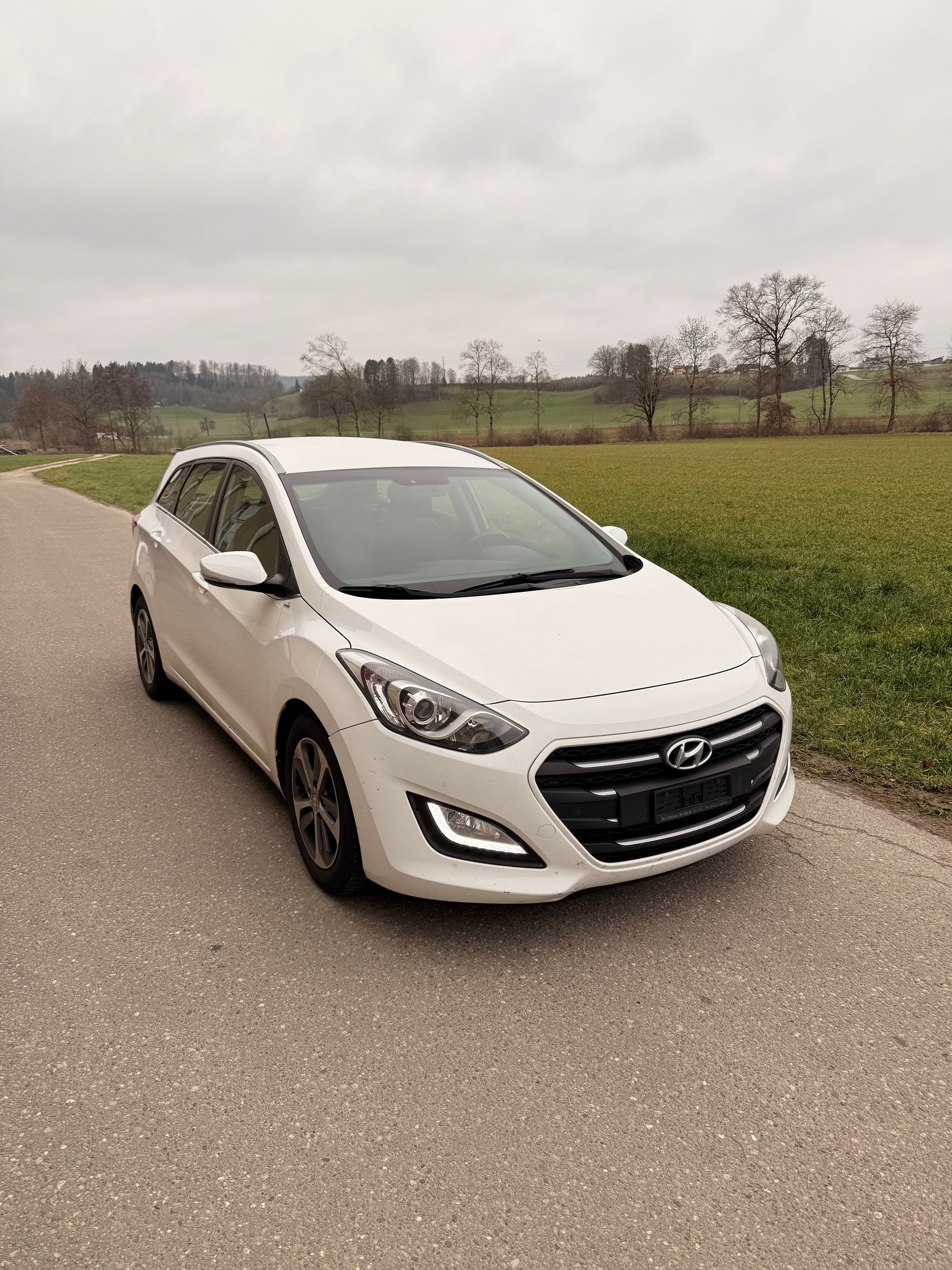 HYUNDAI i30 Wagon 1.6 GDI Amplia-image-1