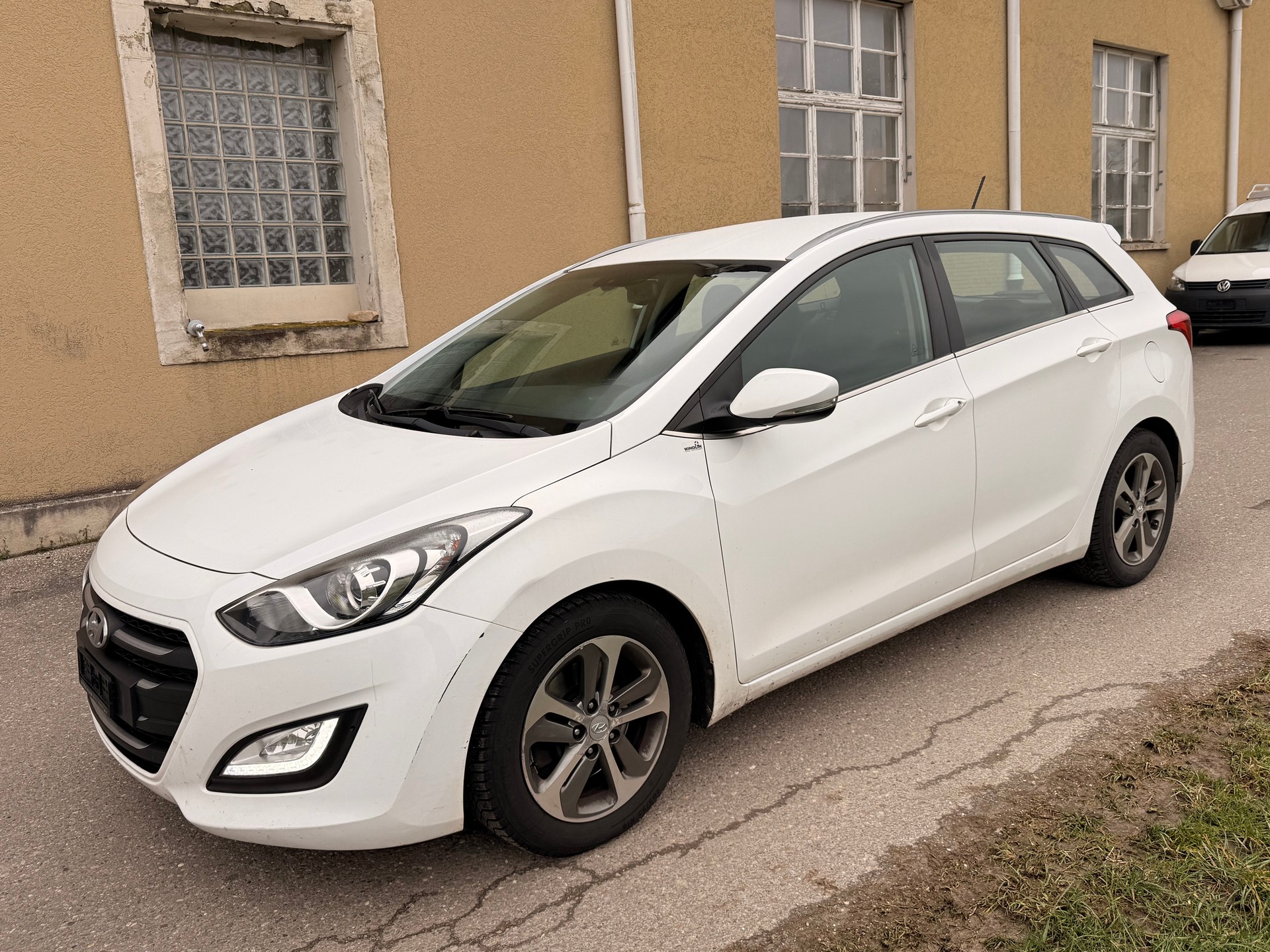 HYUNDAI i30 Wagon 1.6 GDI Amplia-image-4