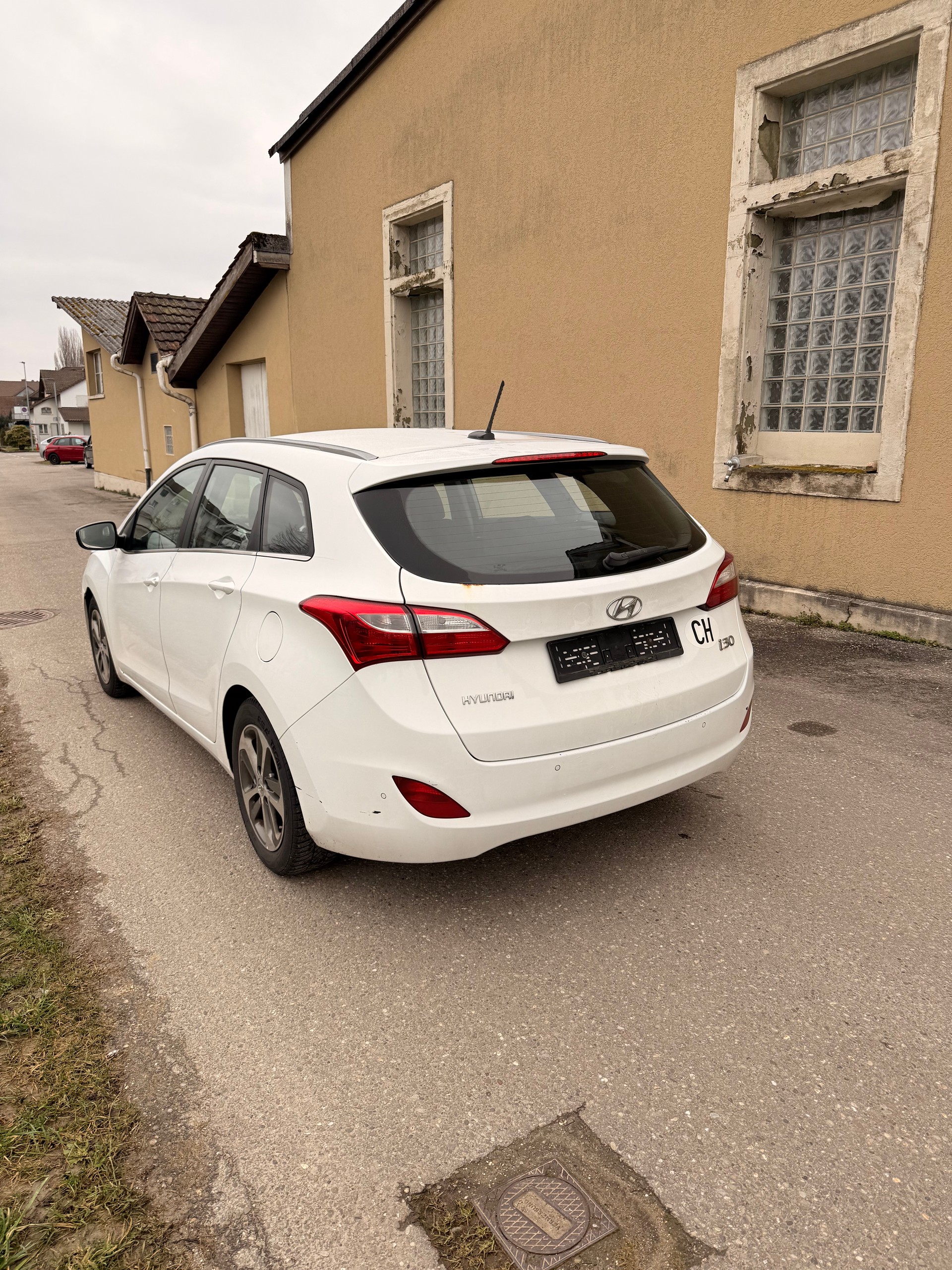 HYUNDAI i30 Wagon 1.6 GDI Amplia-image-3