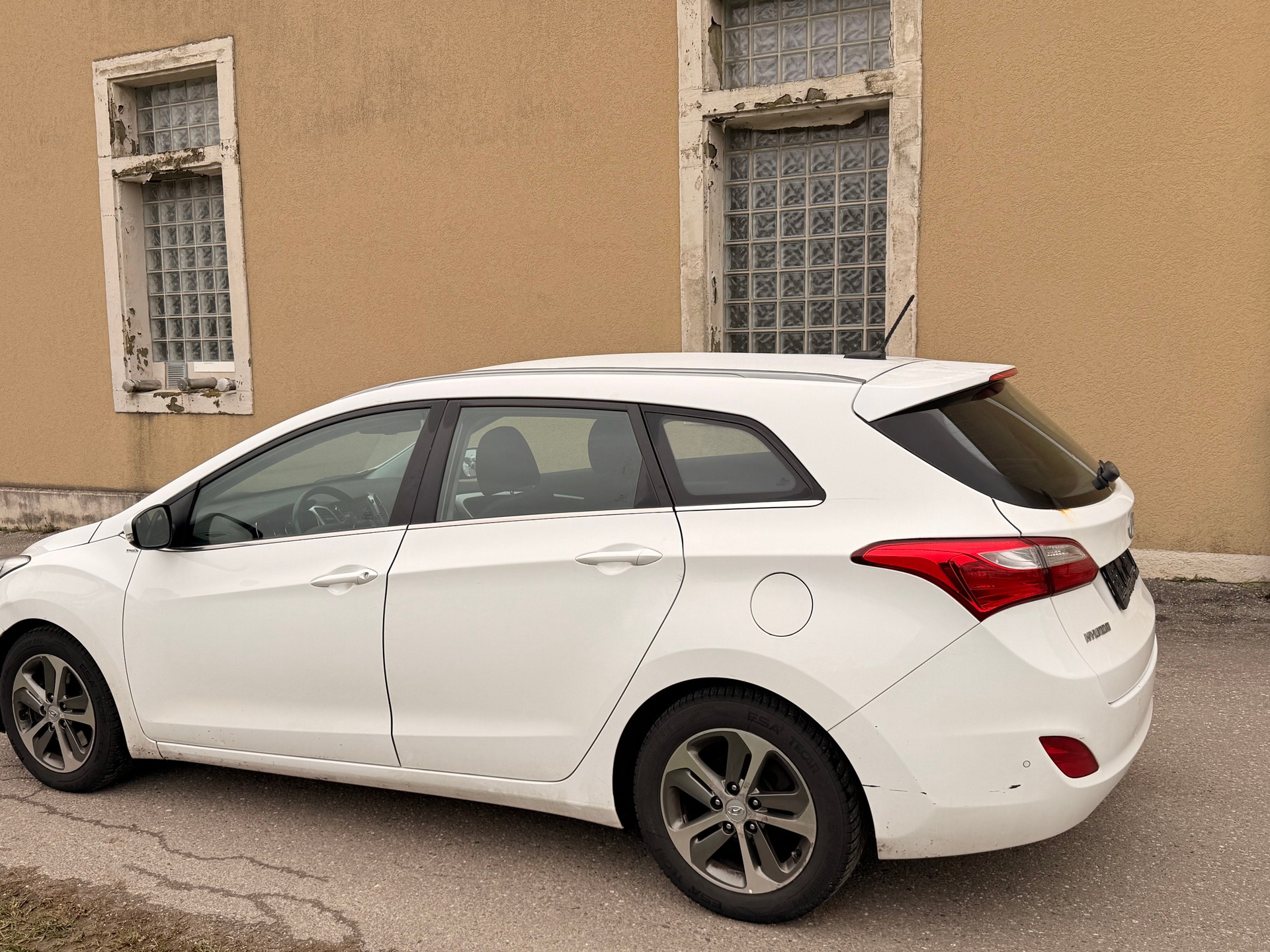HYUNDAI i30 Wagon 1.6 GDI Amplia-image-6