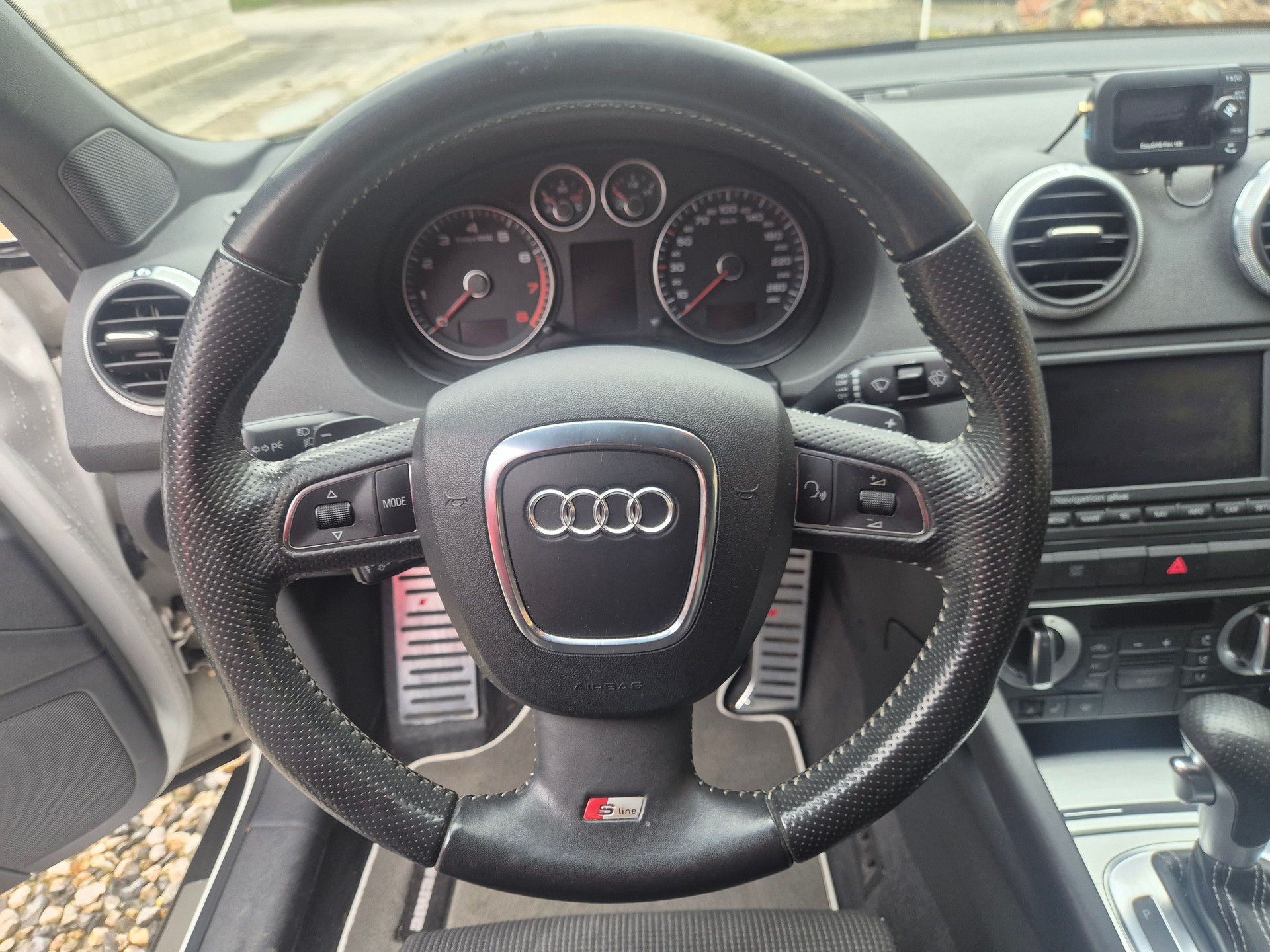 AUDI A3 Cabriolet 1.8 TFSI Style S-tronic-image-11