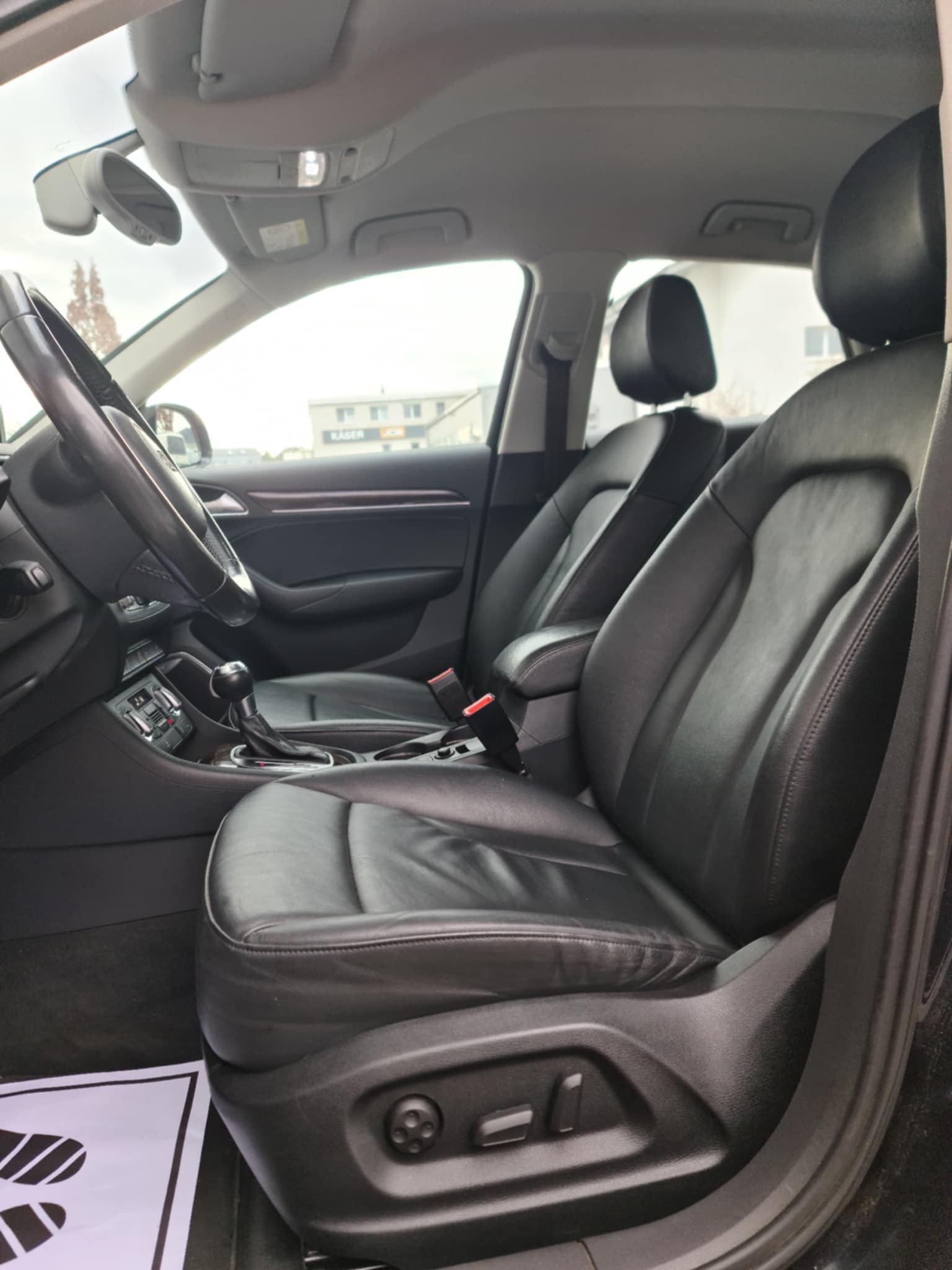 AUDI Q3 2.0 TFSI quattro S-tronic-image-13