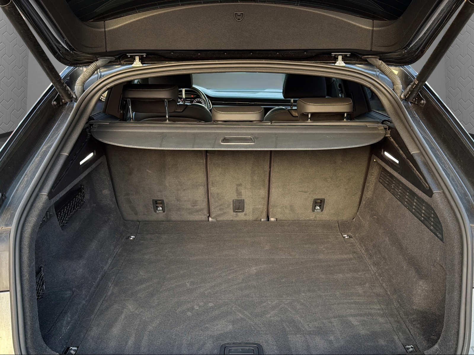 AUDI Q8 55 TFSI Black Edition quattro tiptronic-image-9