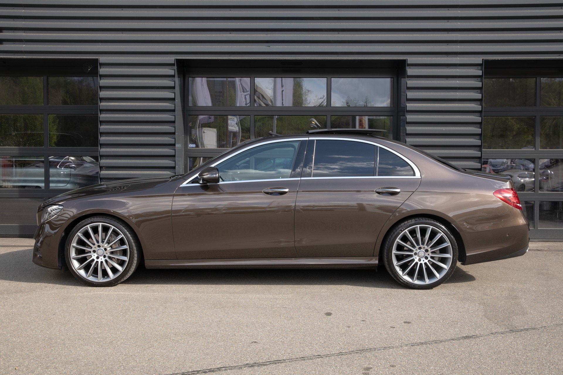 MERCEDES-BENZ E 220 d AMG Line 9G-Tronic-image-2