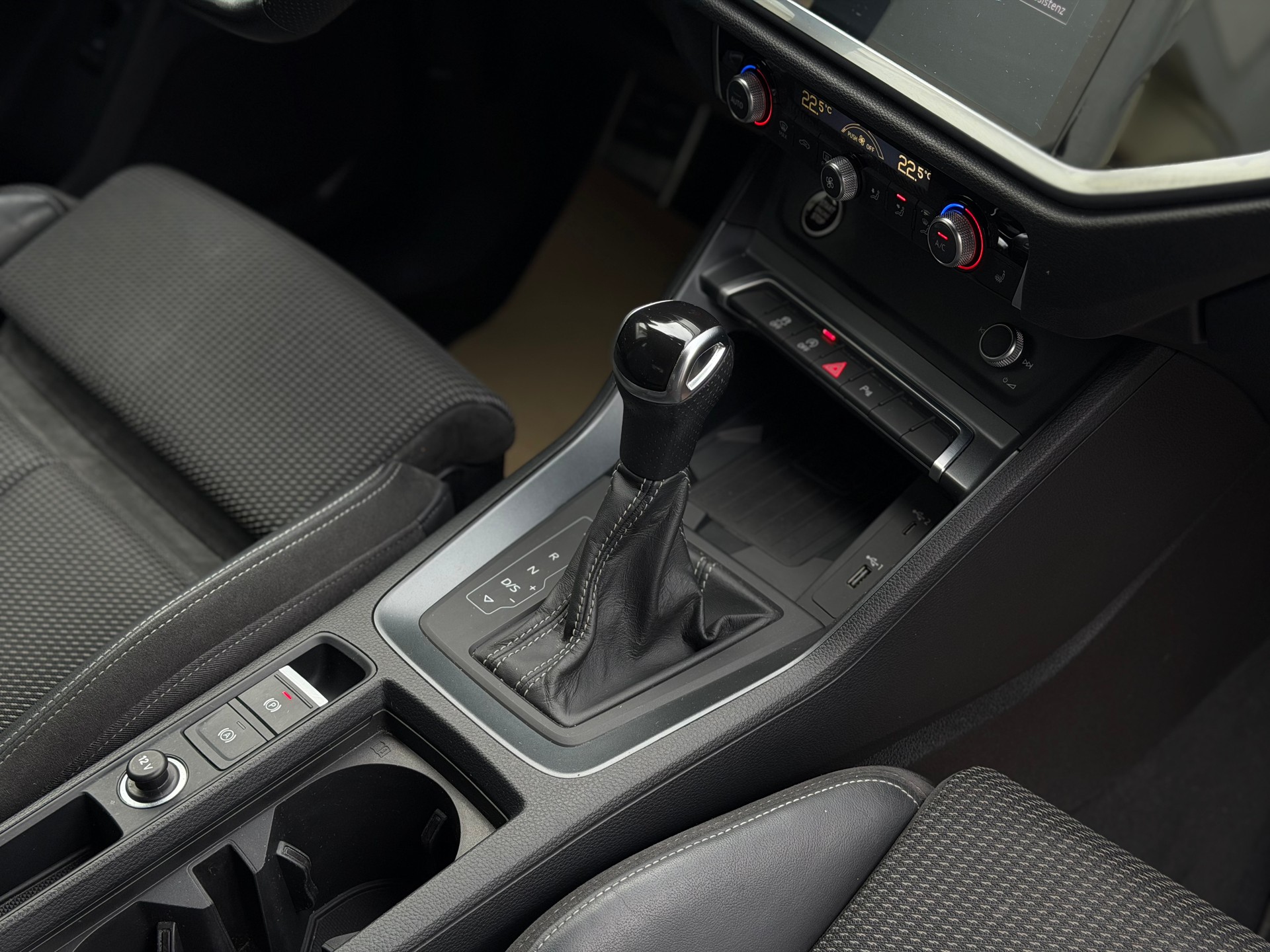 AUDI Q3 40 TFSI advanced quattro S-tronic-image-16