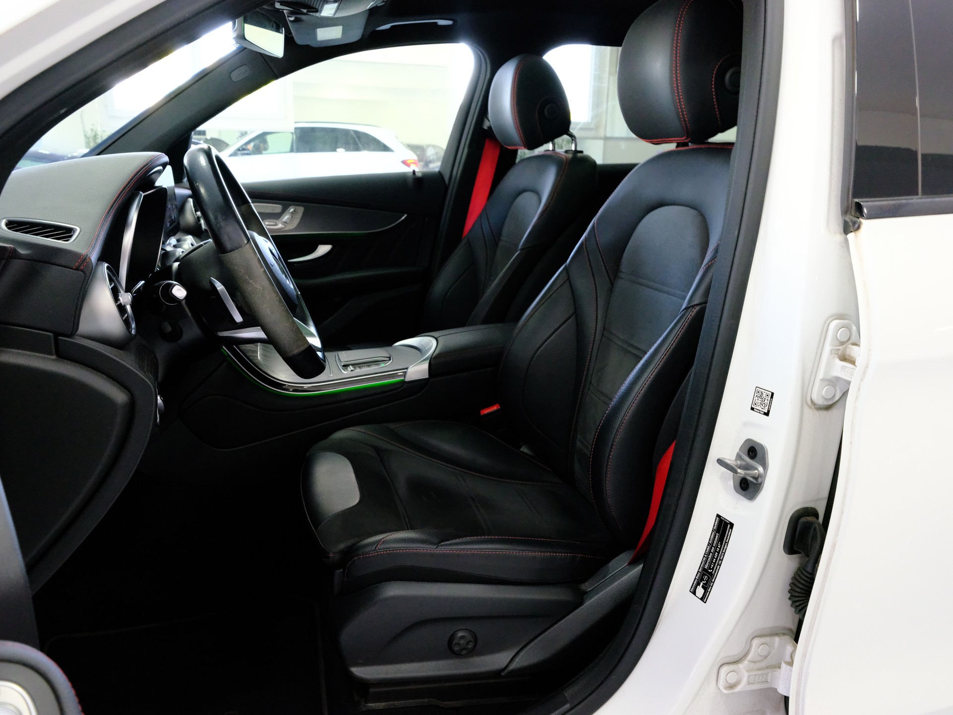 MERCEDES-BENZ GLC 220 d AMG Line 4Matic 9G-Tronic-image-9