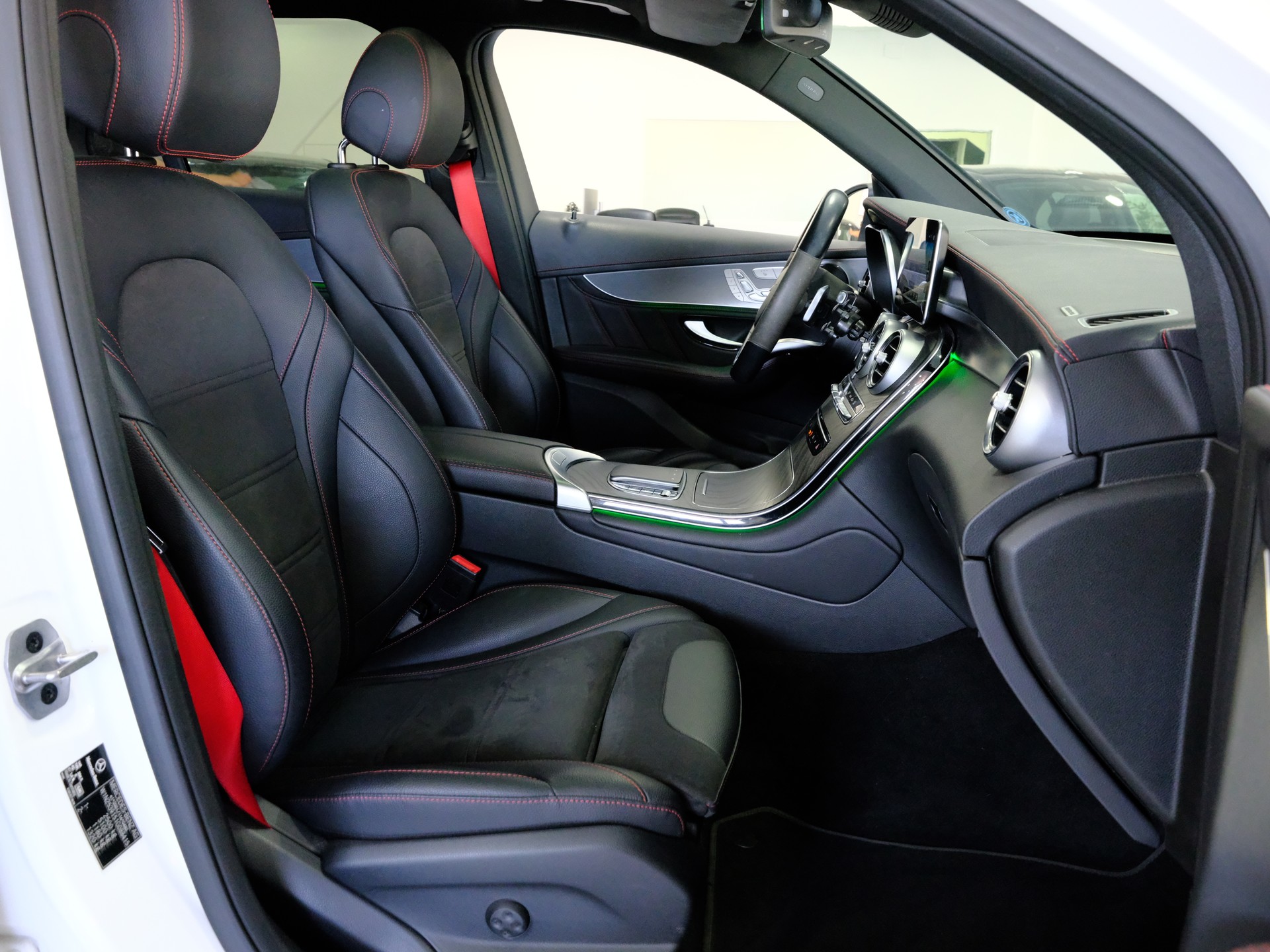 MERCEDES-BENZ GLC 220 d AMG Line 4Matic 9G-Tronic-image-14