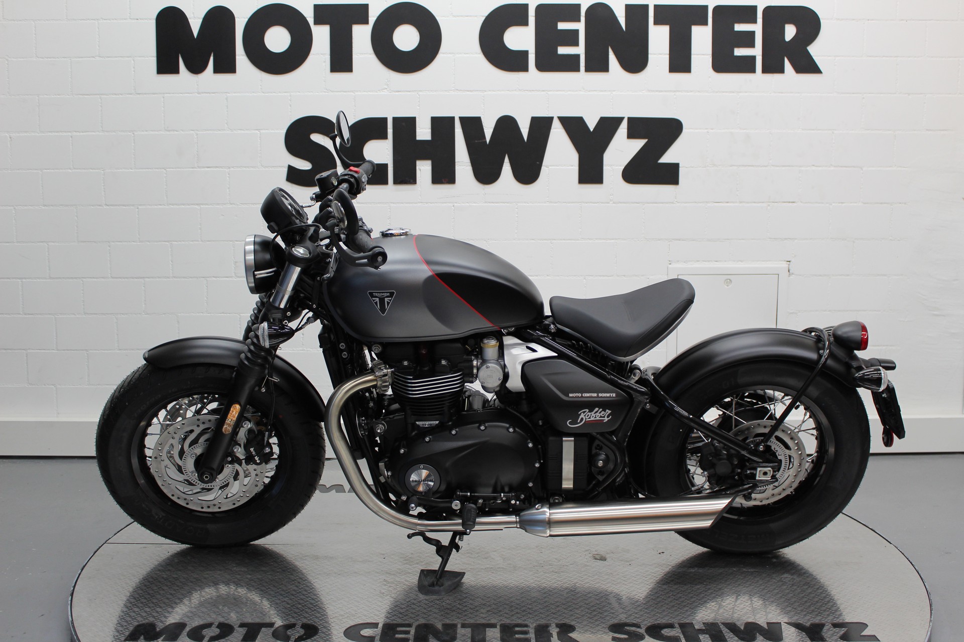 TRIUMPH Bonneville Bobber-showroom-element-3