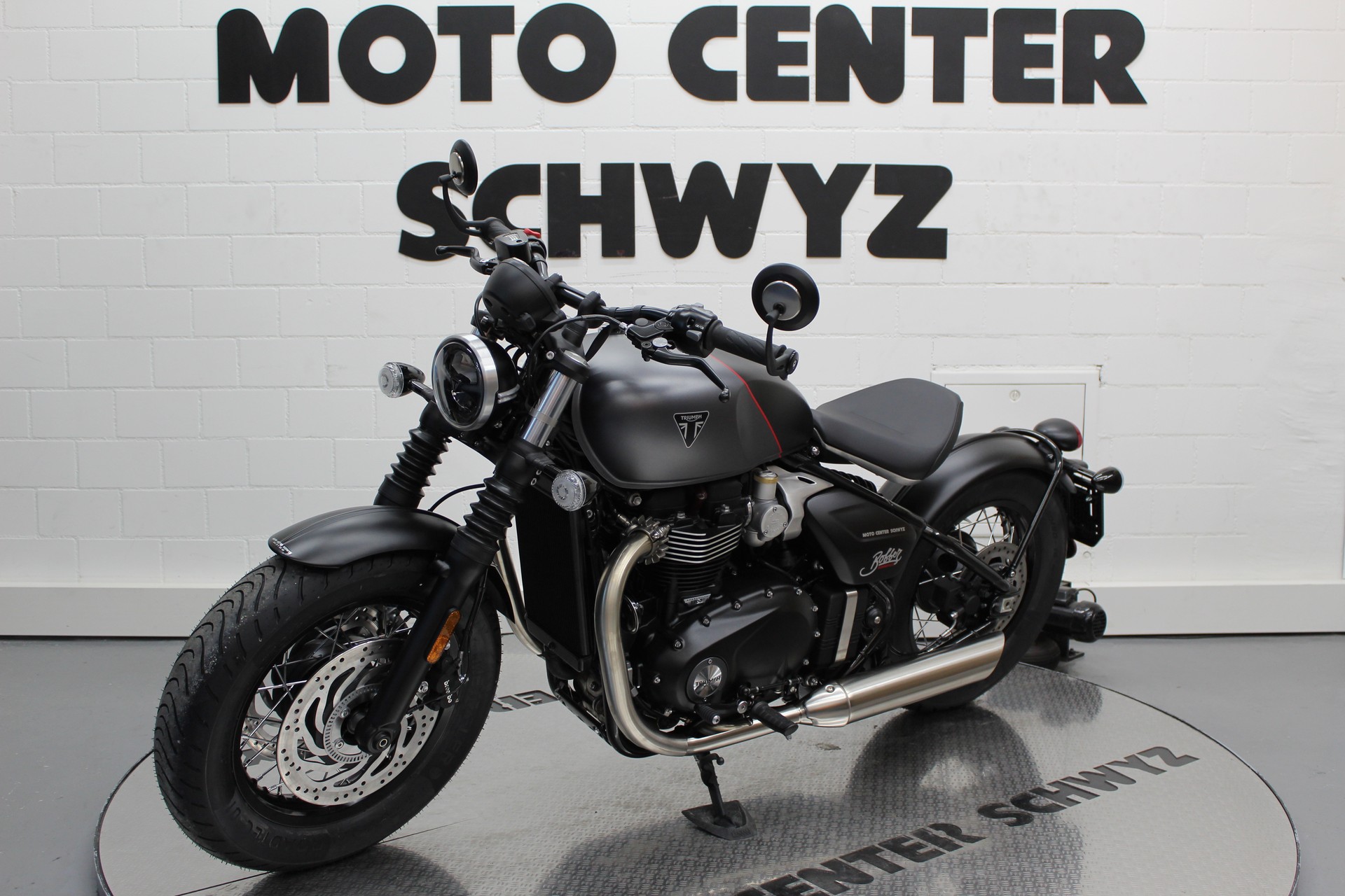 TRIUMPH Bonneville Bobber-showroom-element-2