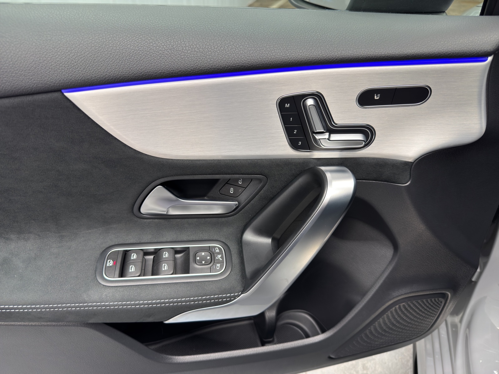 MERCEDES-BENZ A 200 AMG Line-image-11
