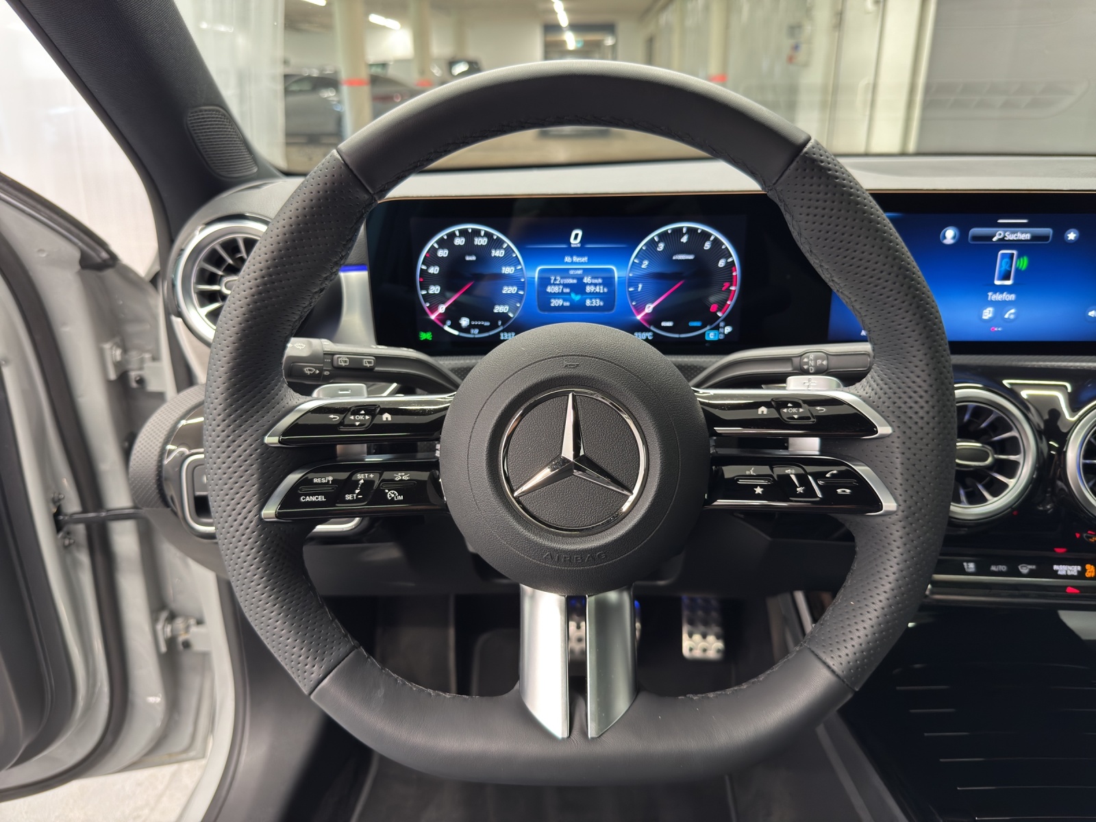 MERCEDES-BENZ A 200 AMG Line-image-14