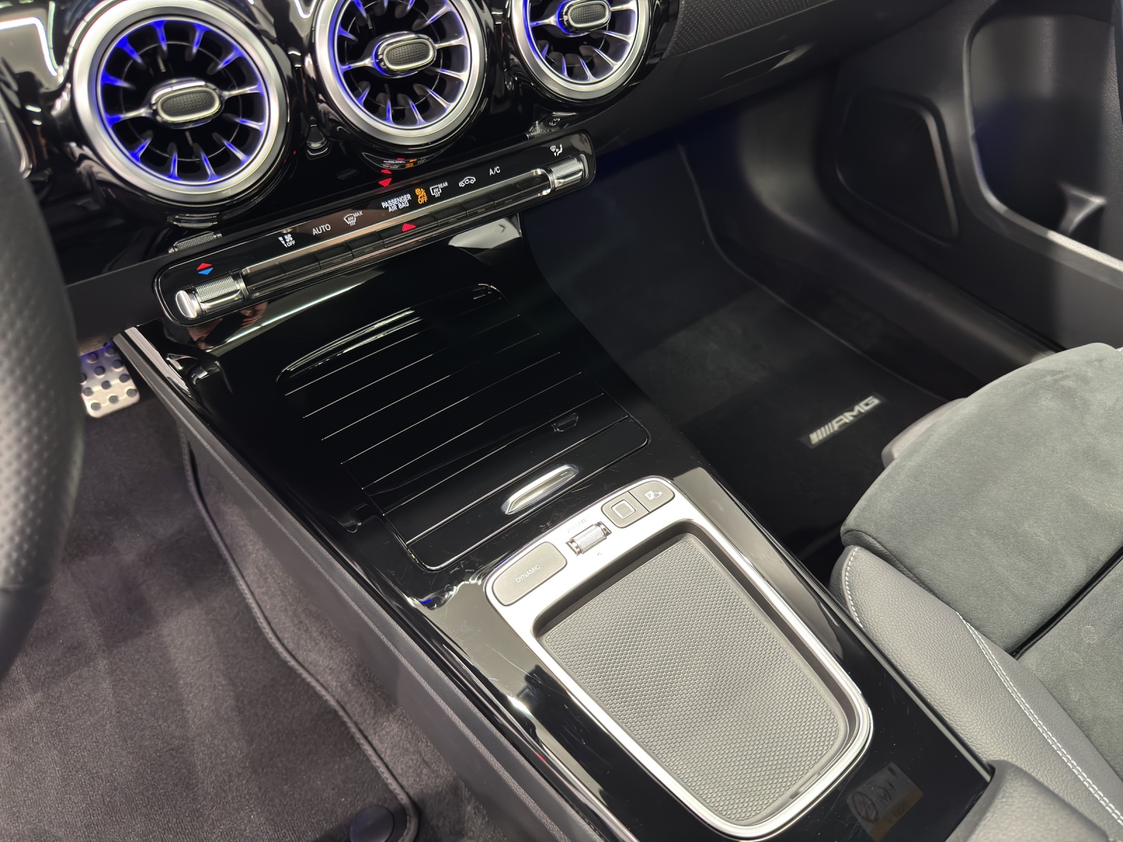 MERCEDES-BENZ A 200 AMG Line-image-15