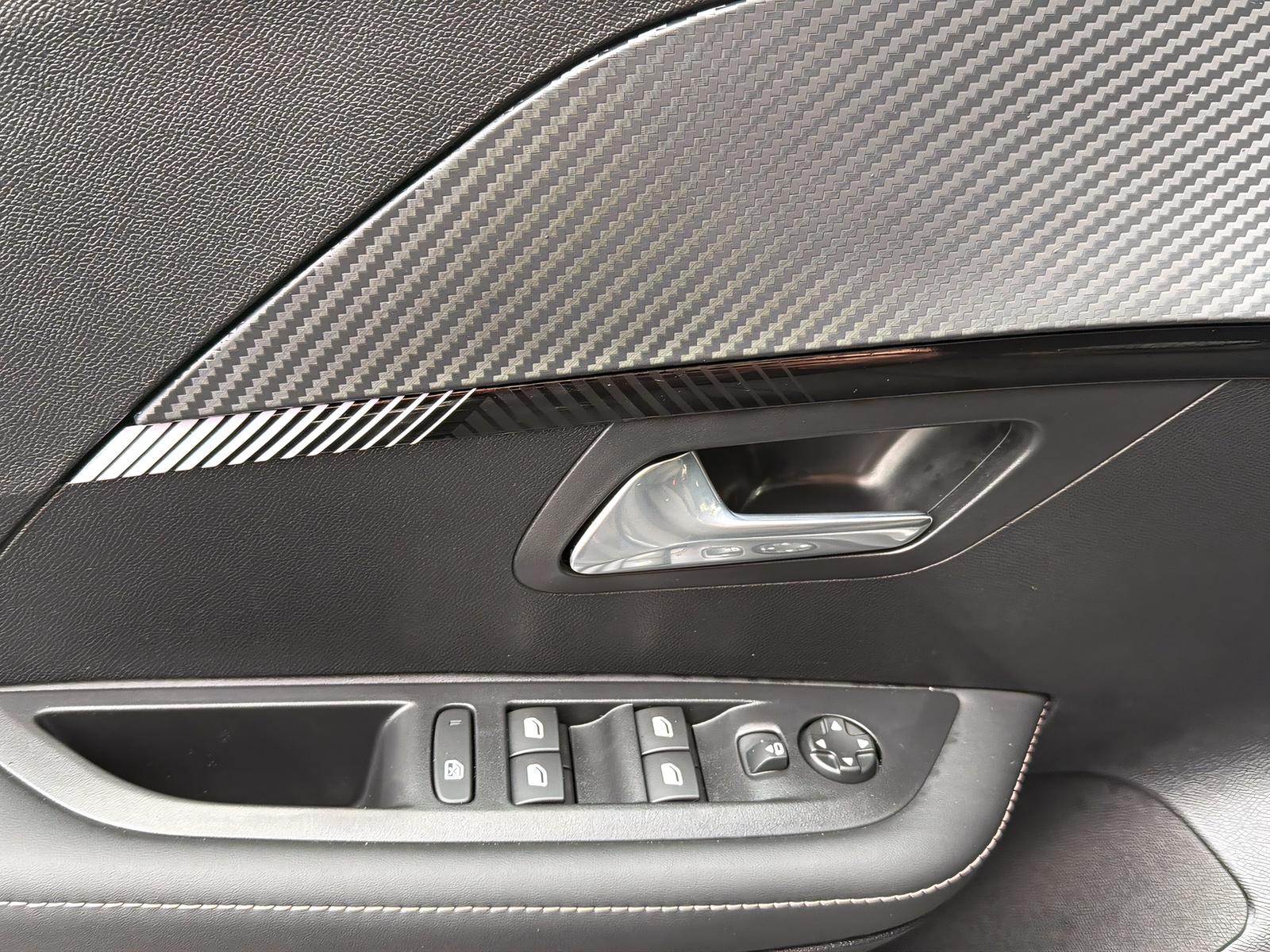 PEUGEOT 208 e-Allure-image-7