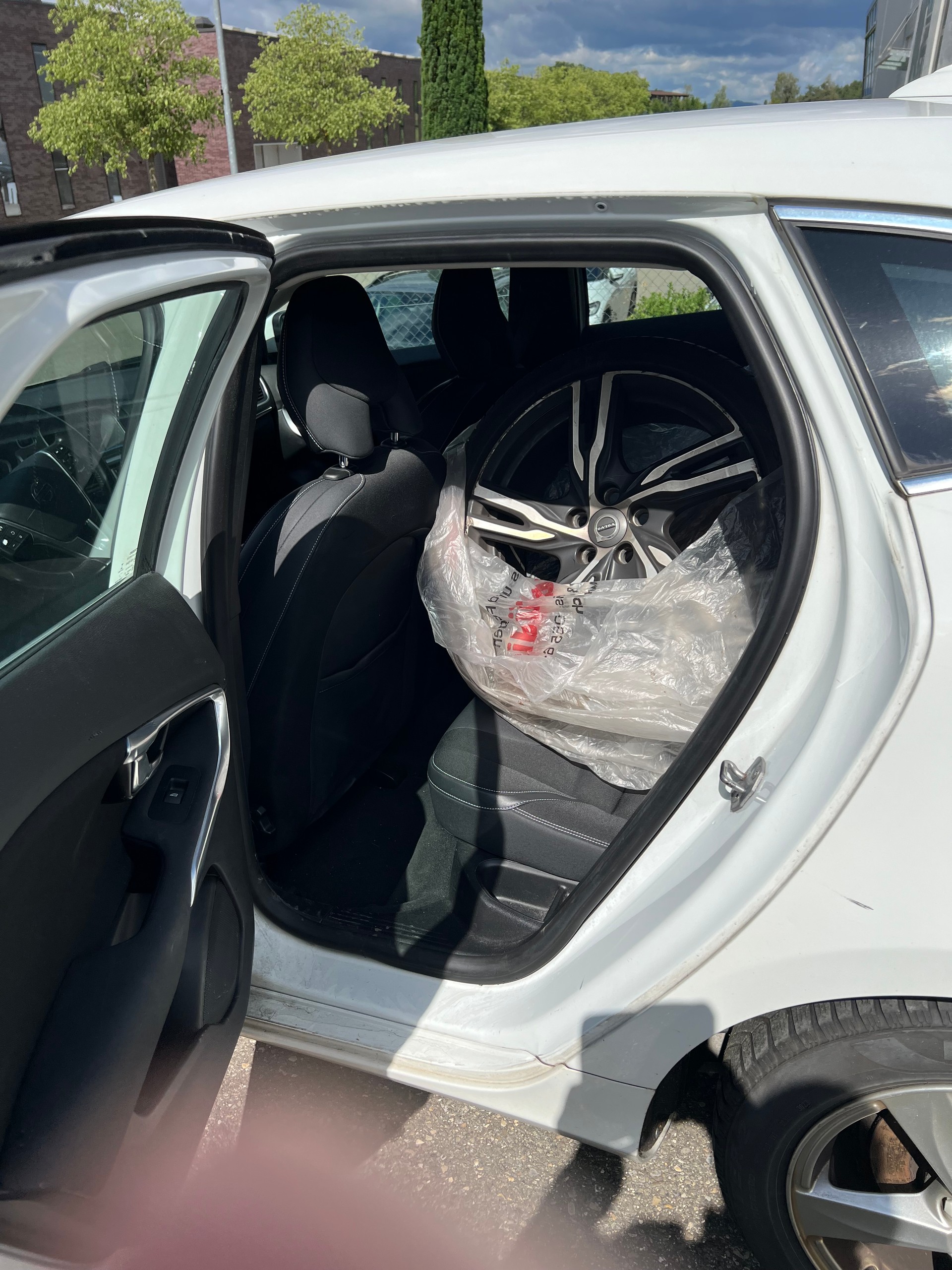 VOLVO V40 D3 Kinetic-image-6