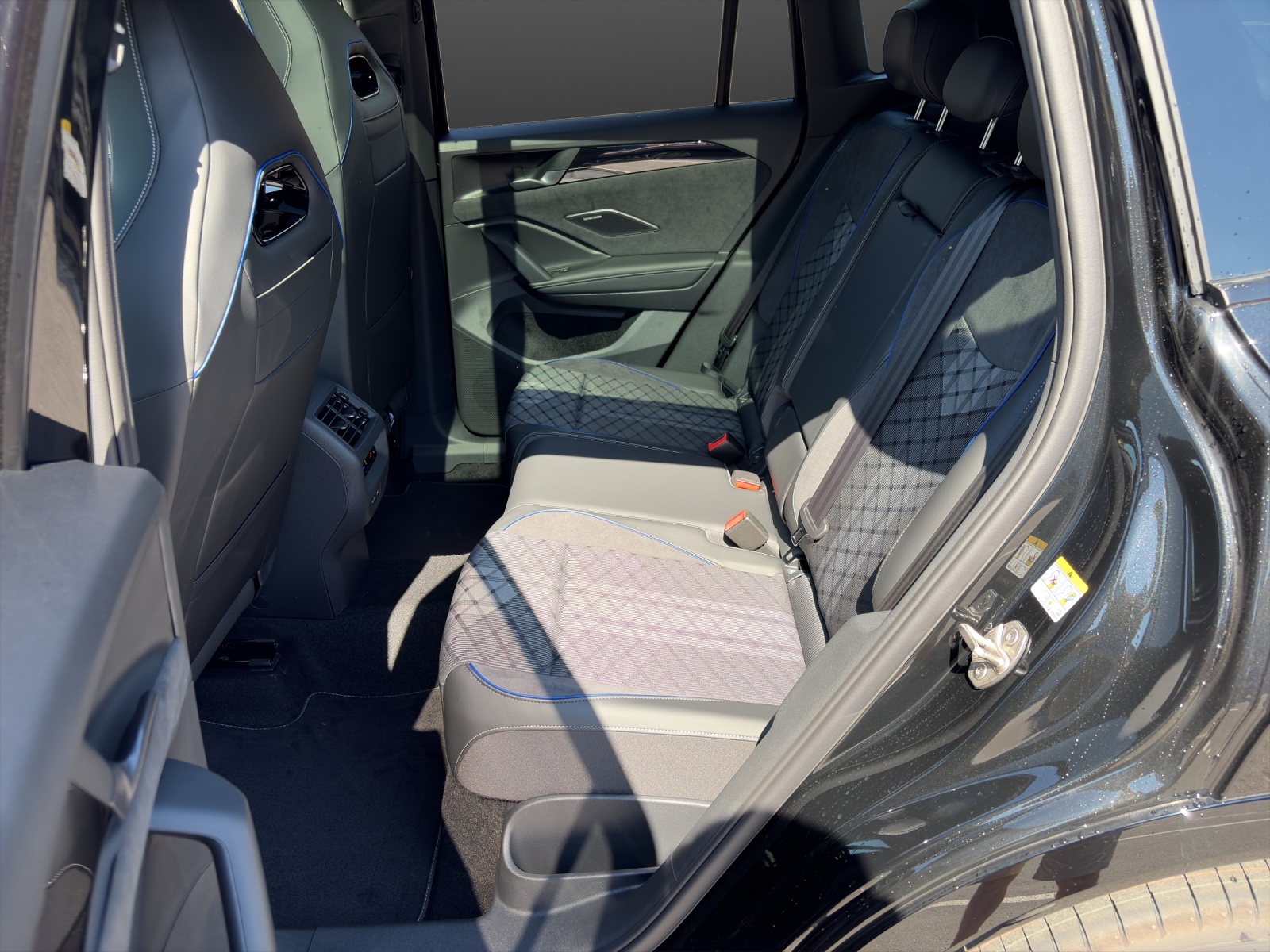 VW Tiguan 2.0 TDI SCR R-Line 4Motion DSG-image-8